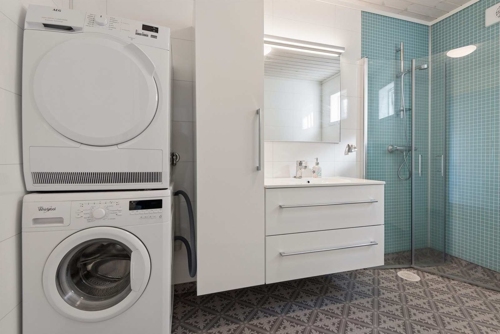 Her er det gulvbelegg med varmekabler og opplegg for vaskemaskin og tørketrommel. Galleribilde