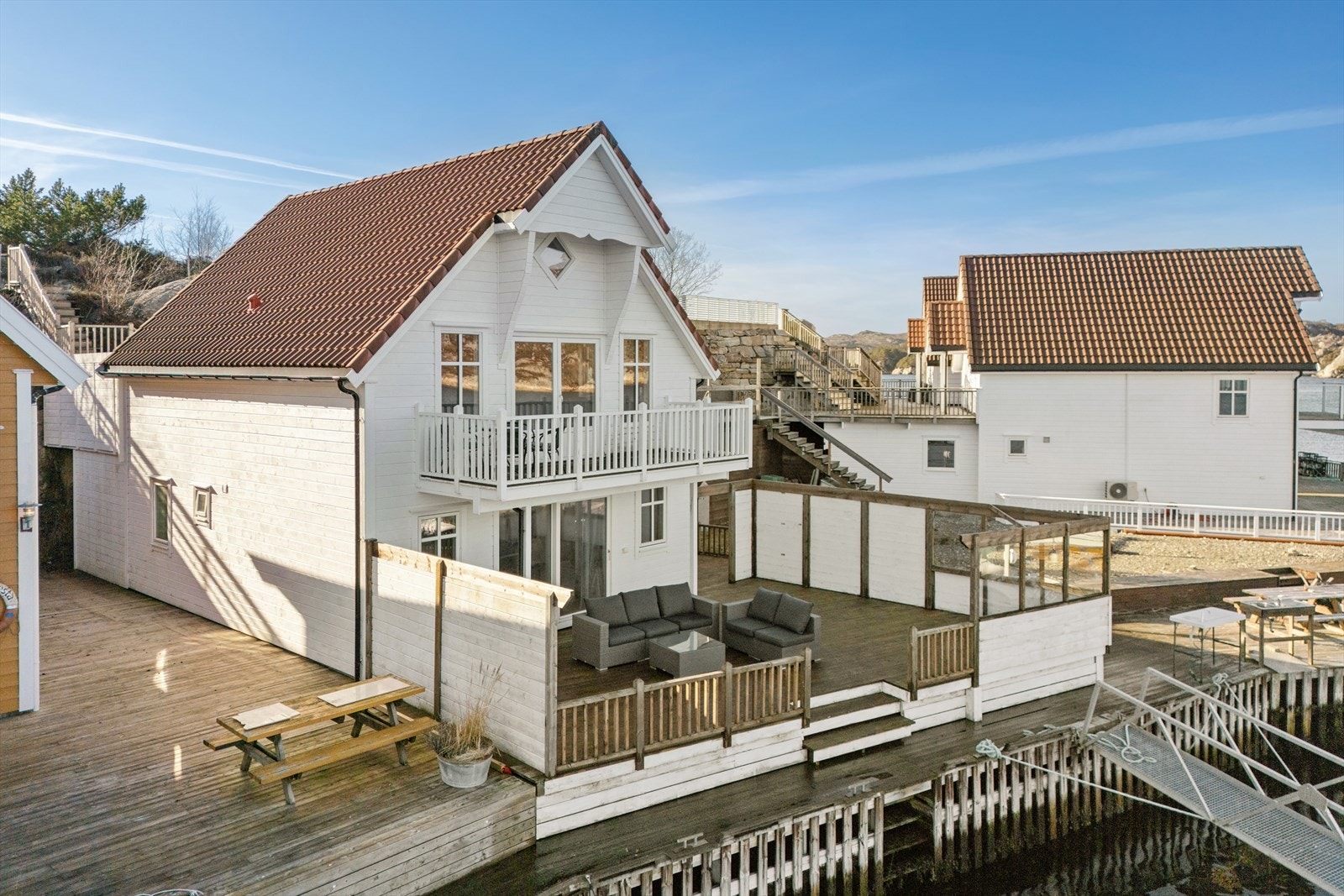 Denne moderne rorbua fra 2018 ligger idyllisk til ved sjøen, med store uteplasser og egen kai. Galleribilde