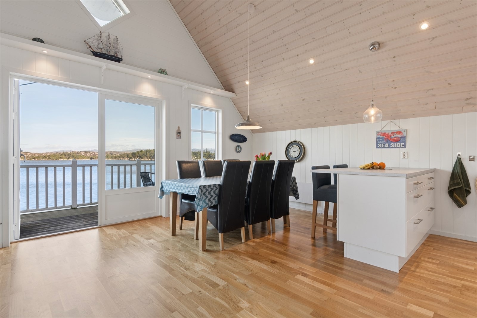 Fra spiseplassen er det direkte utgang til altan med fantastisk utsikt. Galleribilde