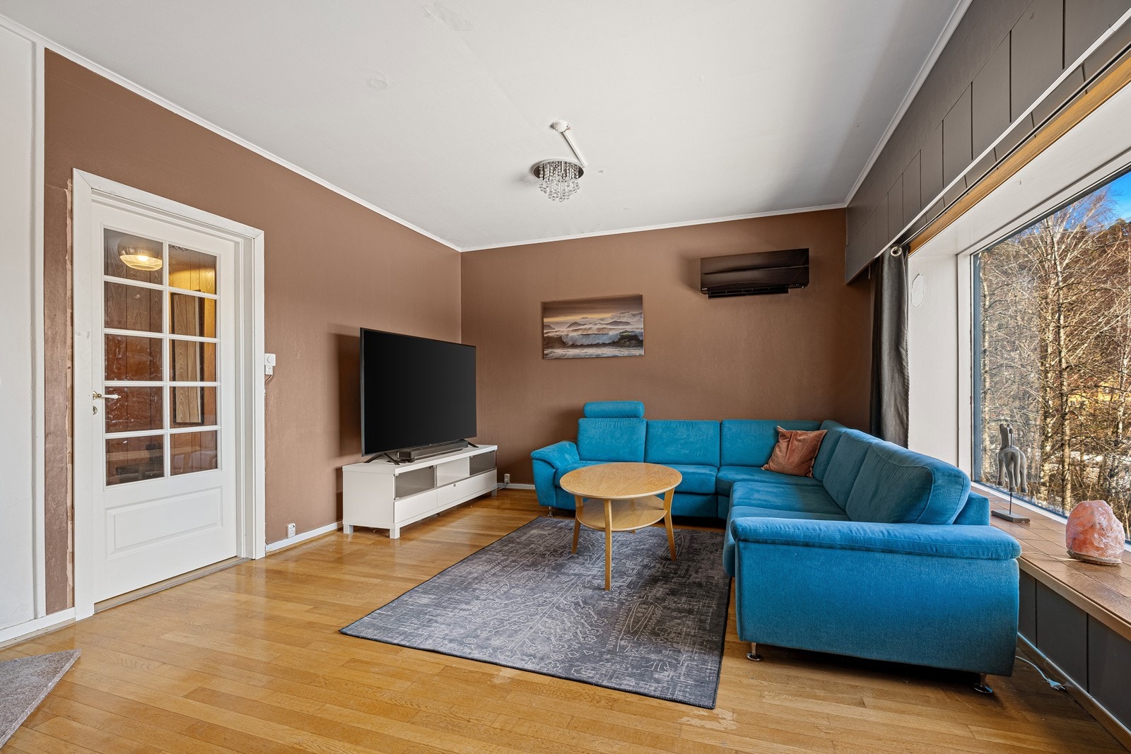 Stuedelen er lys og romslig, med varmepumpe fra 2024 Galleribilde