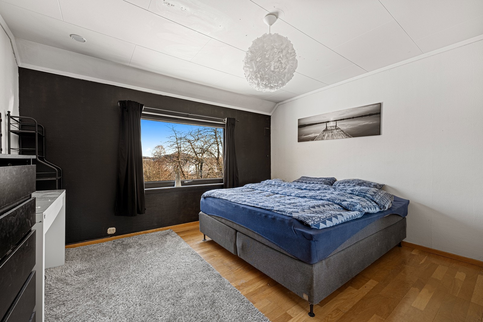 Hovedsoverommet er lunt, med utsikt til sjøen og god plass til ønsket møblement Galleribilde