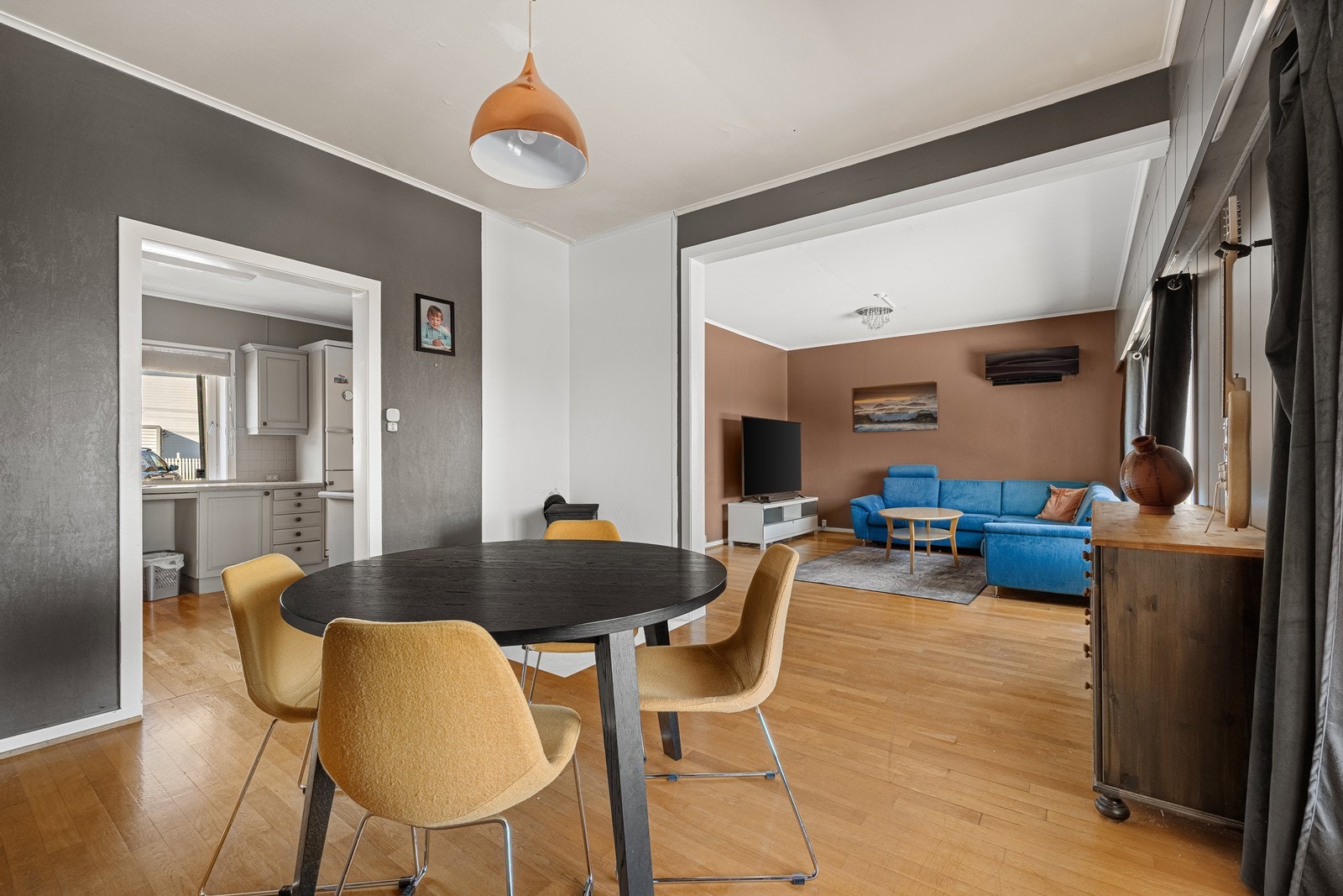 God plass til spisestuemøblementet i spisestuen Galleribilde