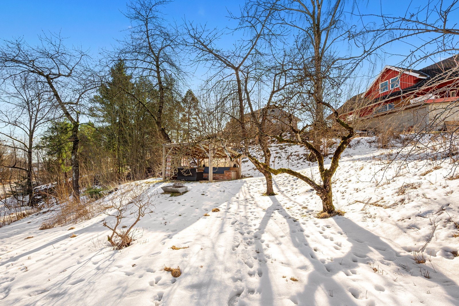 Hagen er opparbeidet med hagestue, frukttrær og diverse annen beplantning Galleribilde