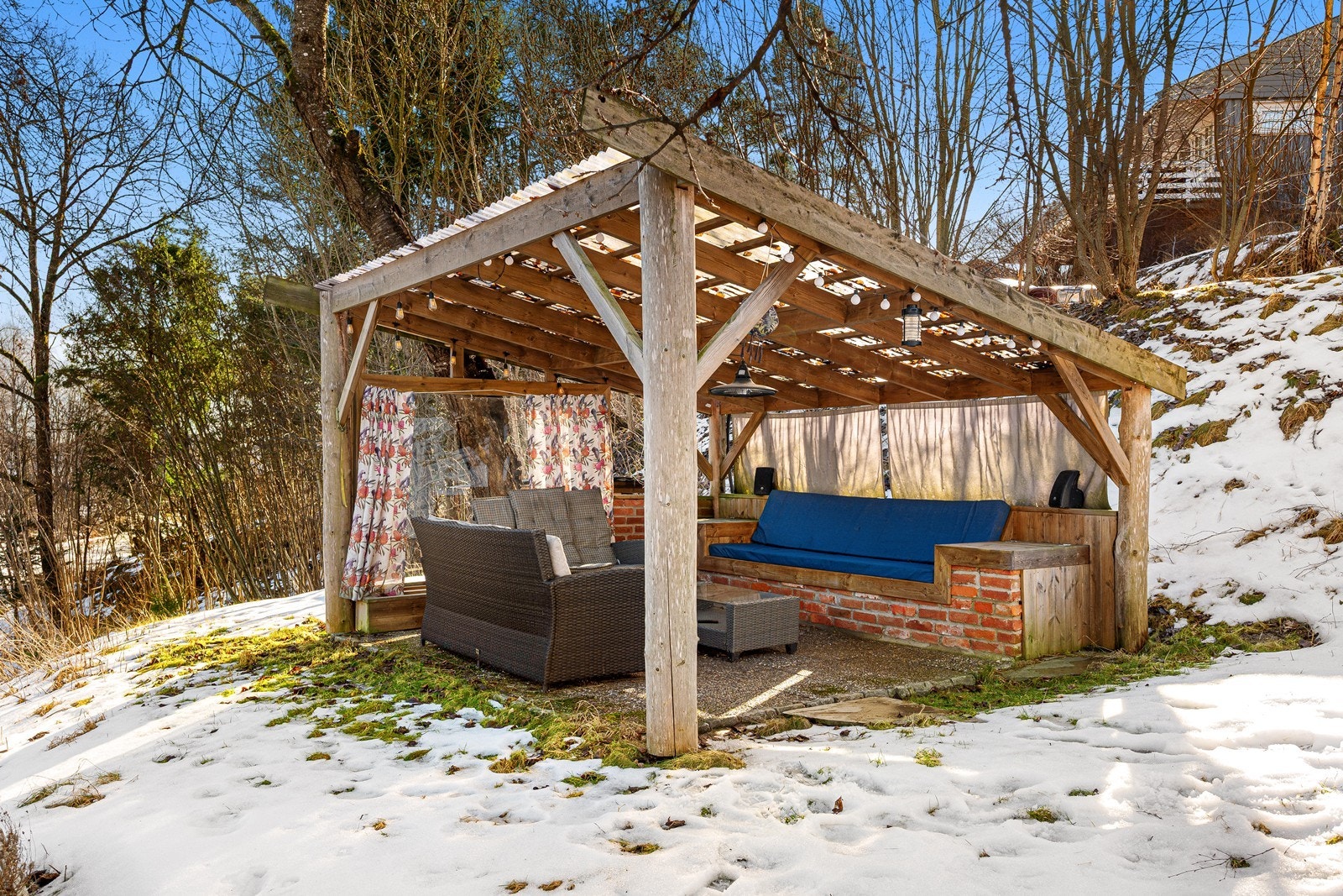 I utestuen kan man sitte ute under tak i godt selskap og nyte lydene av naturen rundt Galleribilde