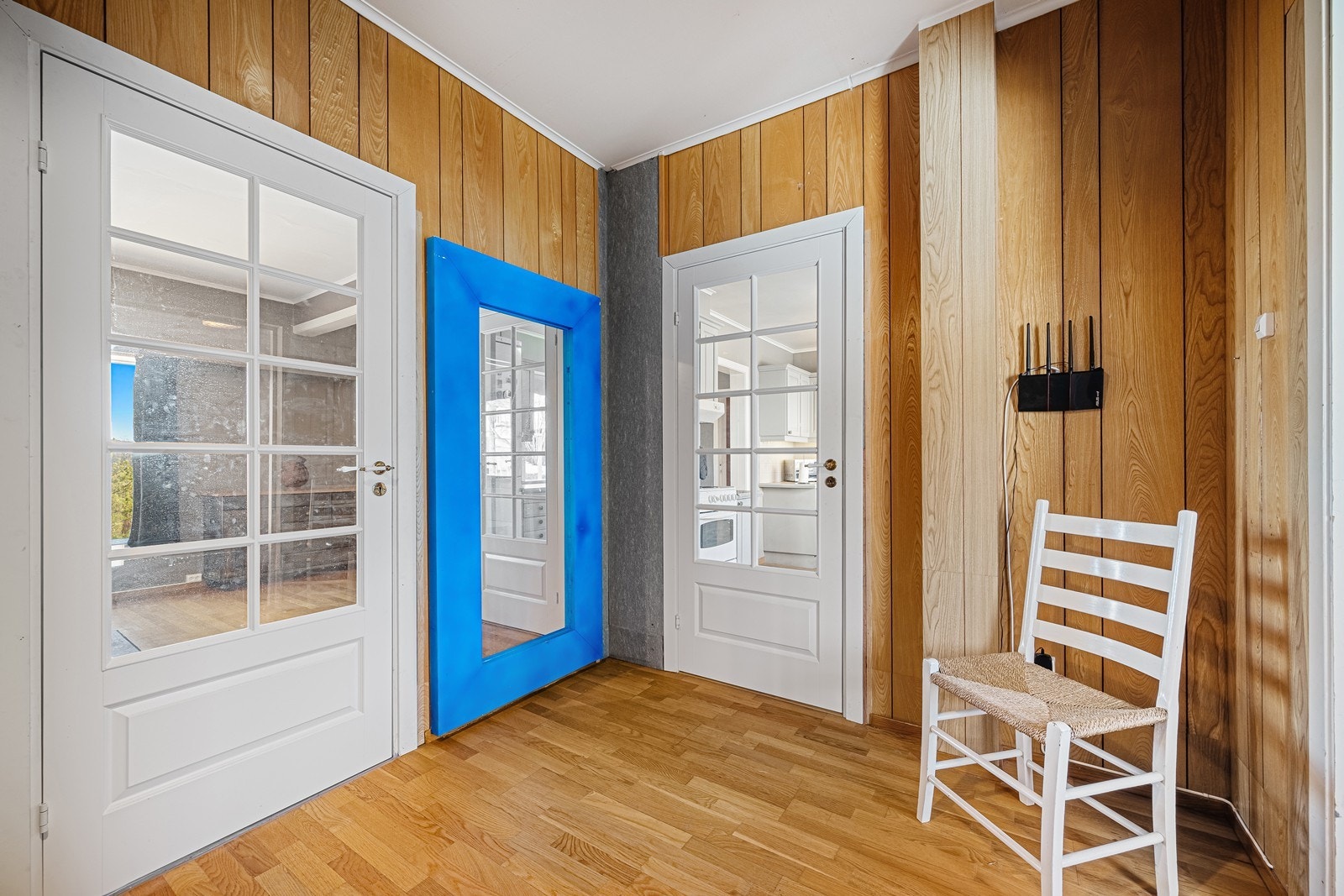 Fra entré kommer man inn i trappehall med adkomst ut i stue og til kjøkken Galleribilde