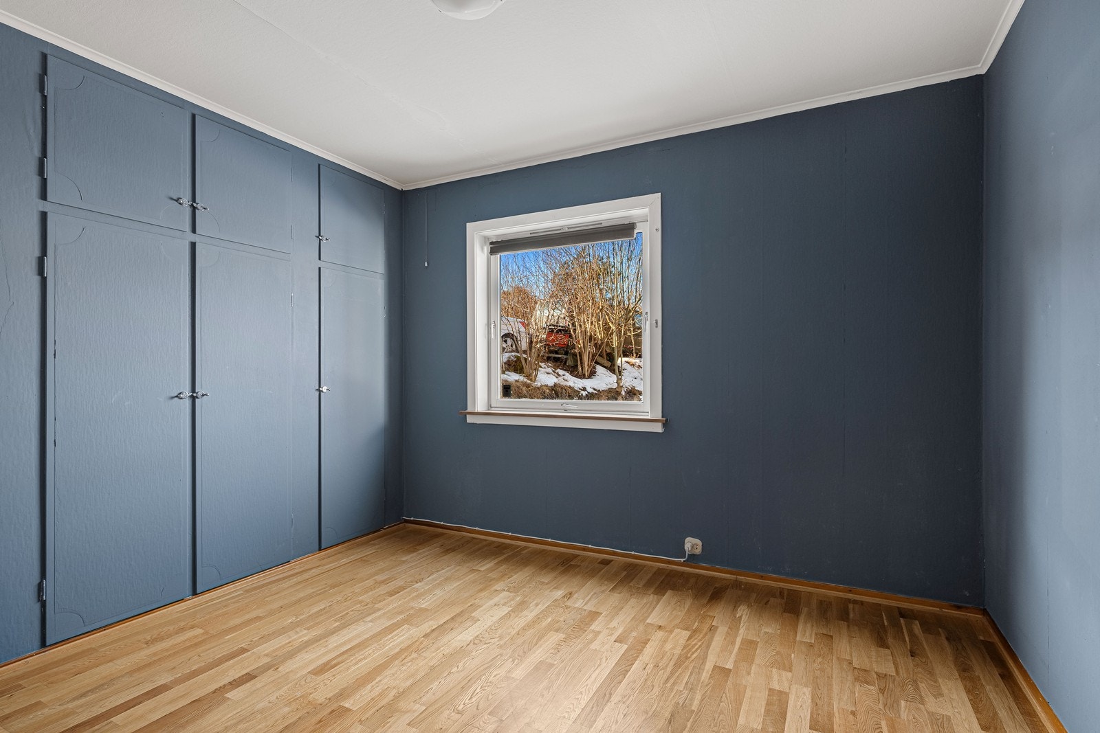 Det andre soverommet har fine oppbevaringsmuligheter i plassbygget skapløsning Galleribilde