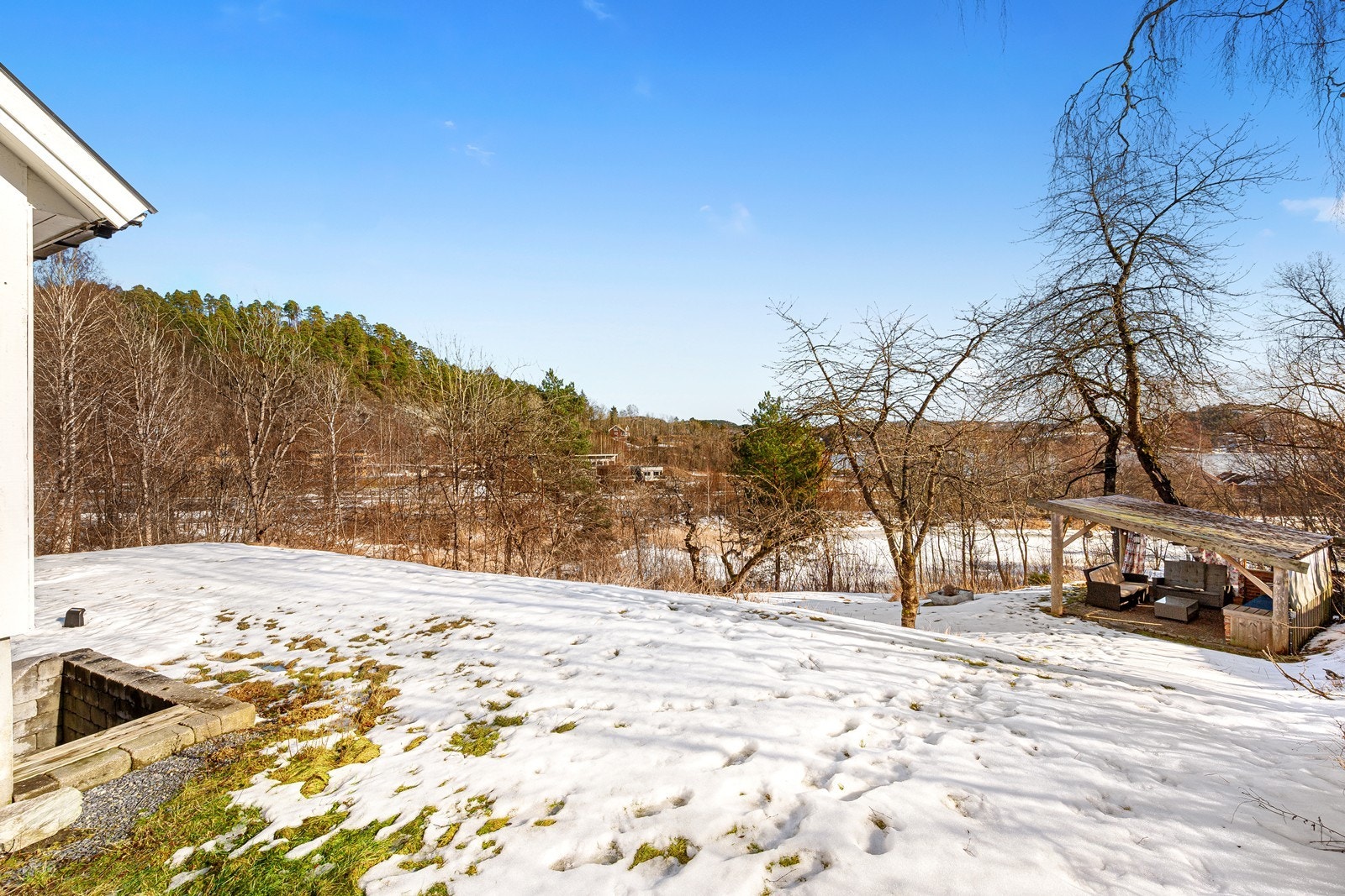Boligtomten er på like over 1 470kvm, så her får man stor hage! Galleribilde