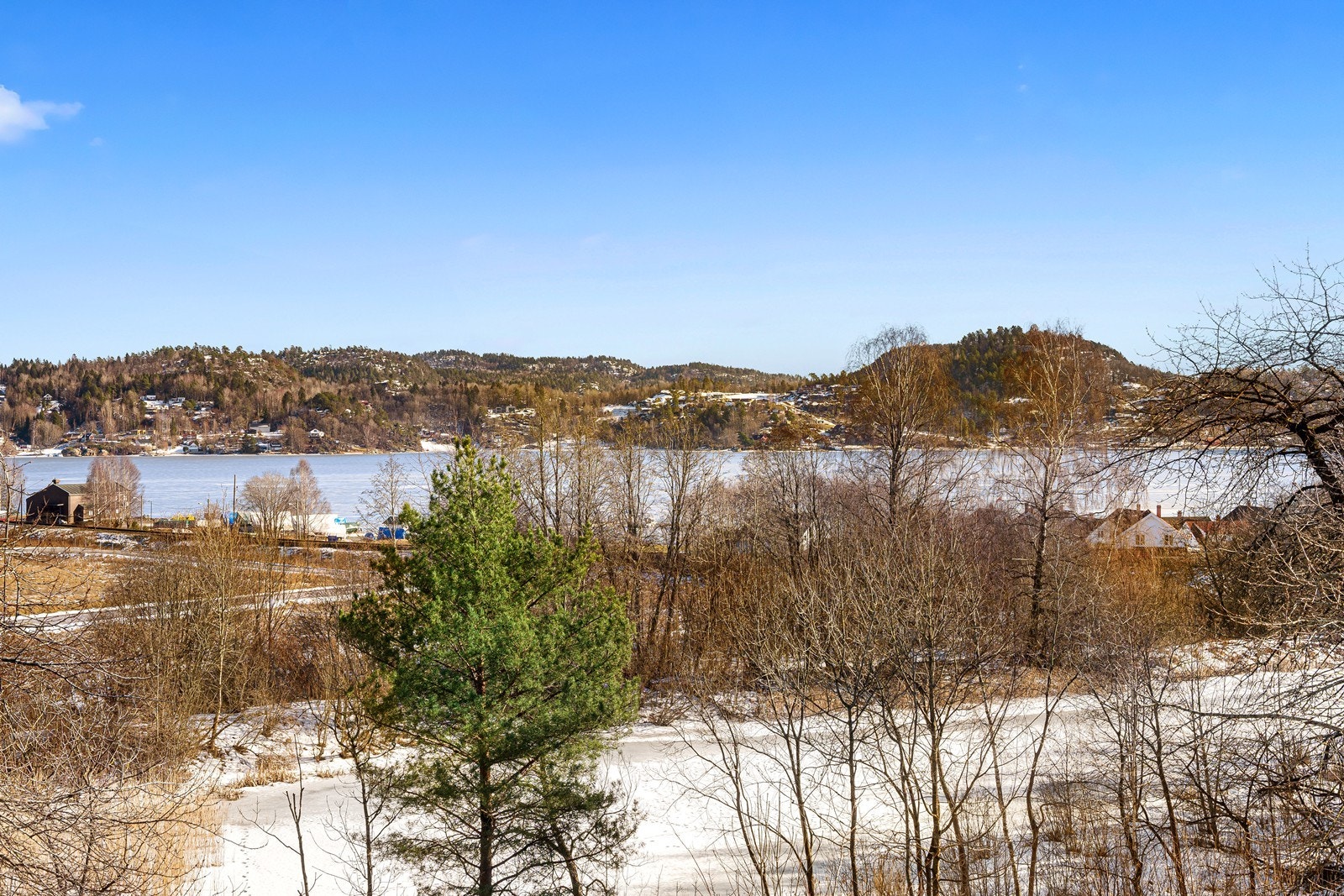 Eneboligen ligger like ved Lundedammen, med utsikt videre mot sjøen! Galleribilde