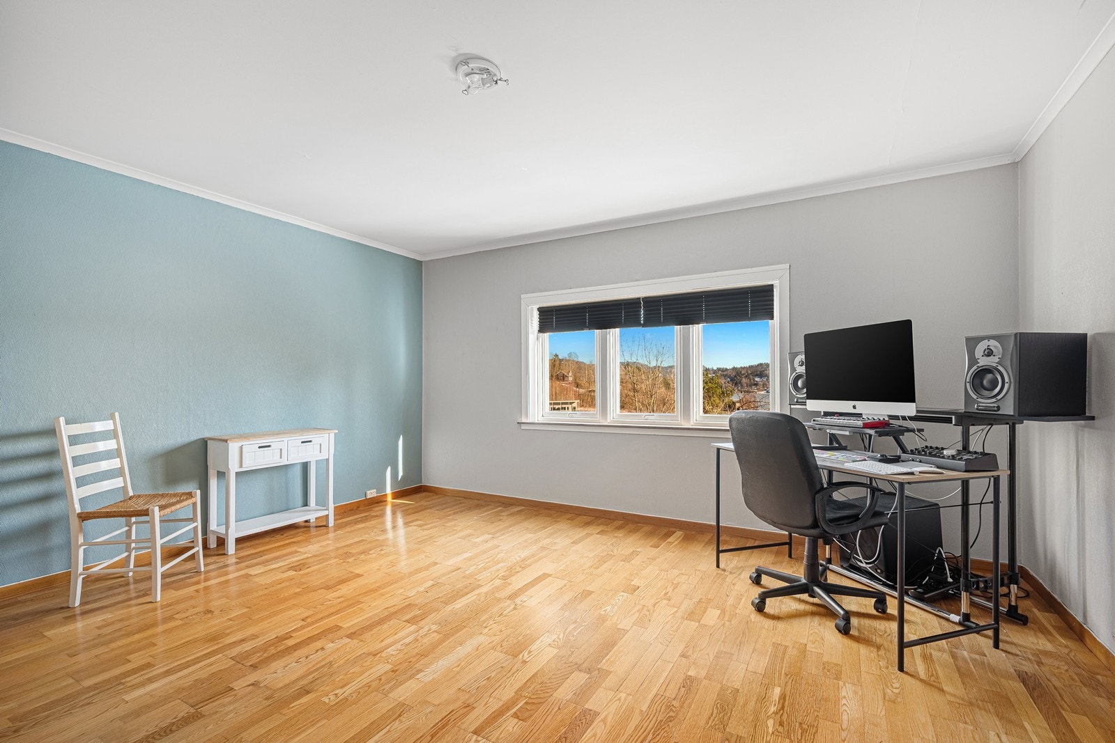 Det er to soverom i etasjen, her med den flotte utsikten Galleribilde