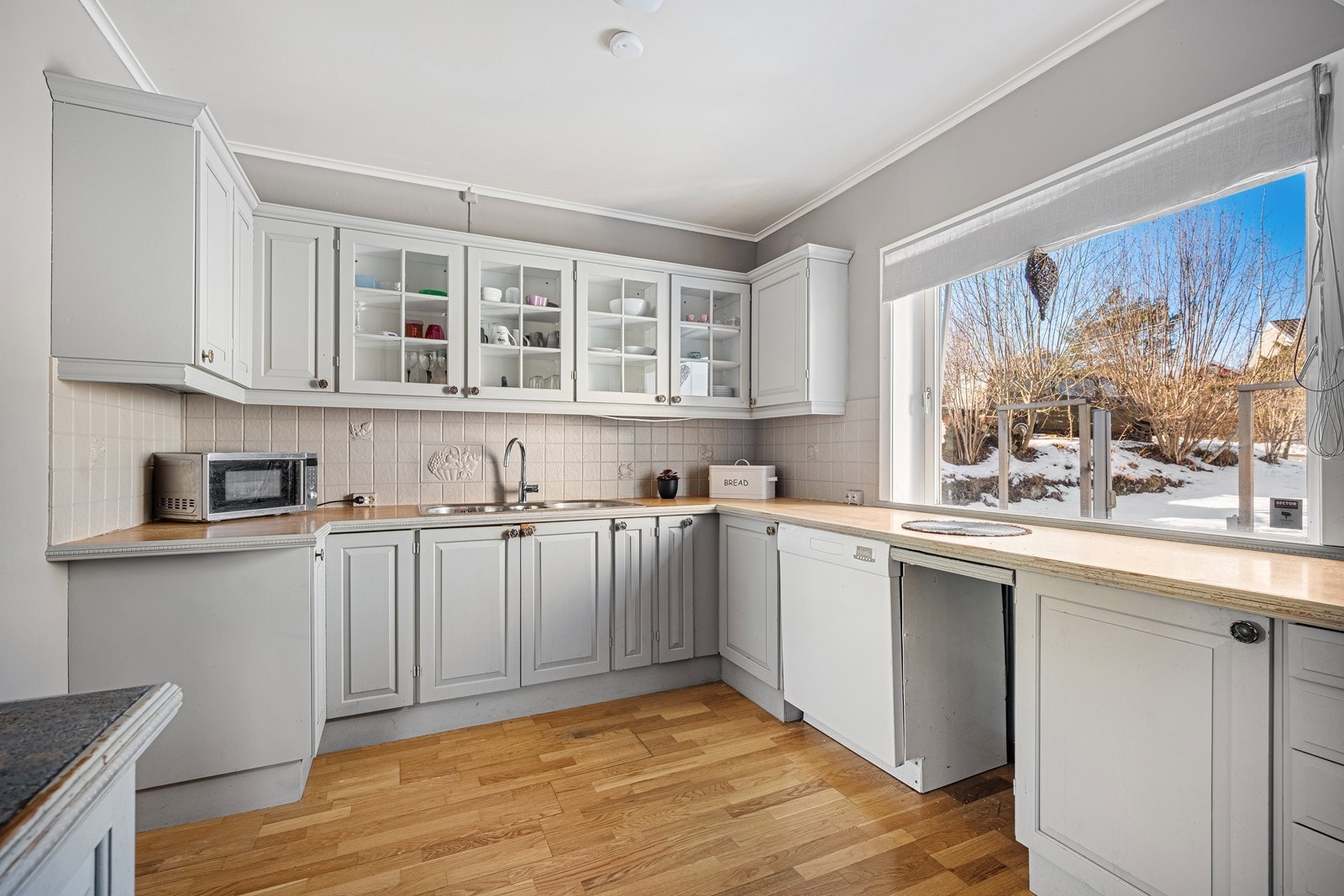 På kjøkkenet er det gode arbeidsforhold på kjøkkenbenken og godt med plass i skap og skuffer Galleribilde