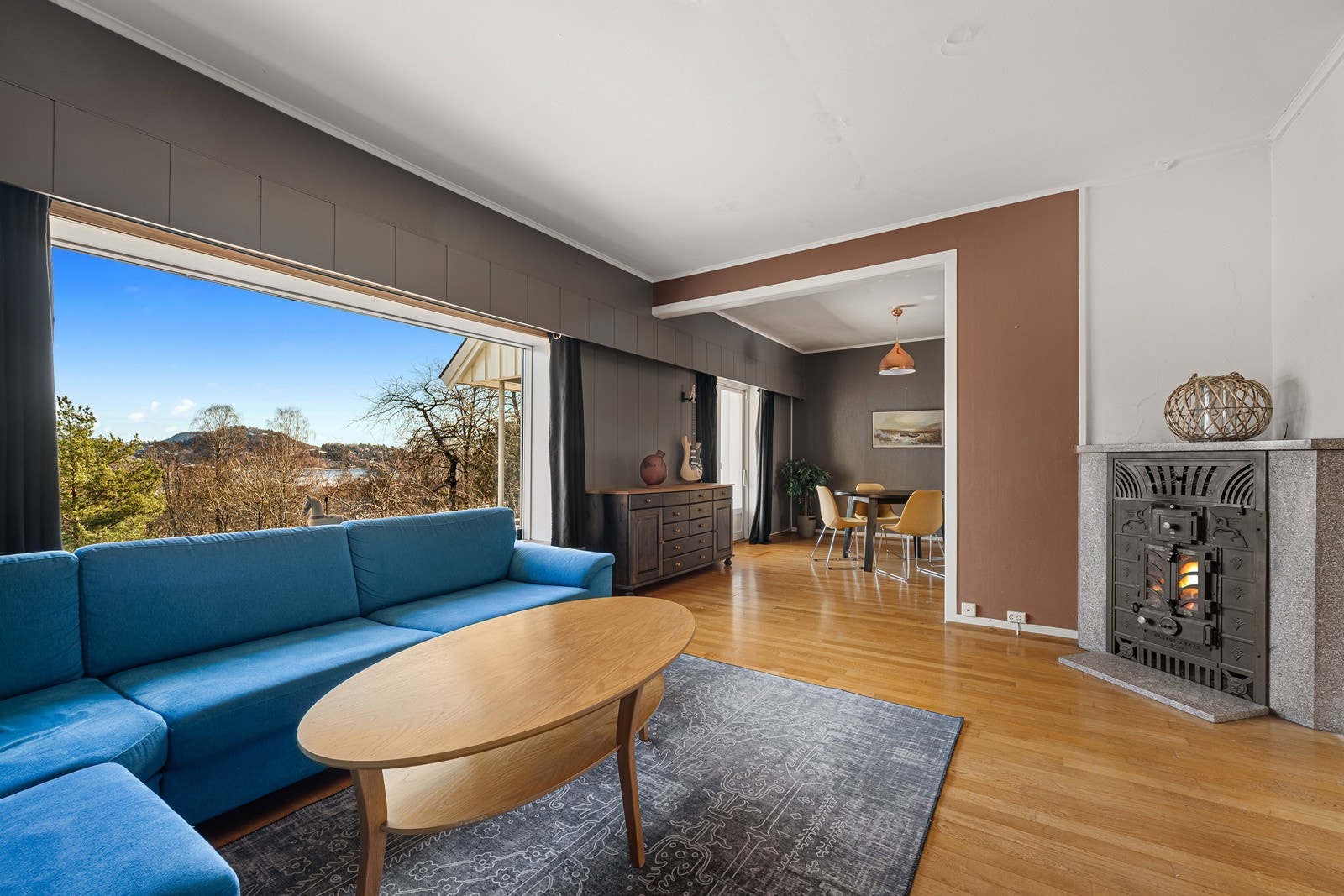 Stue og spisestue ligger i delvis åpen løsning med store vinduer mot den fine utsikten Galleribilde