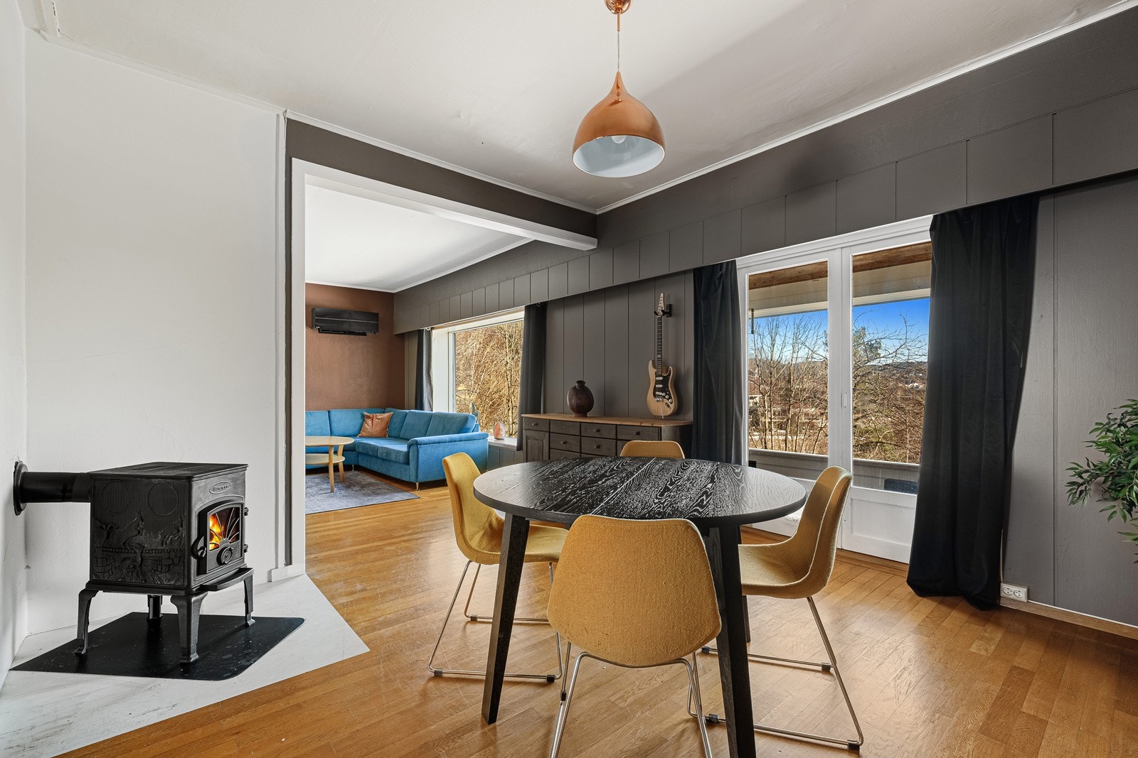 Det er utgang til terrasse fra spisestue, med trapp videre ut i hagen Galleribilde