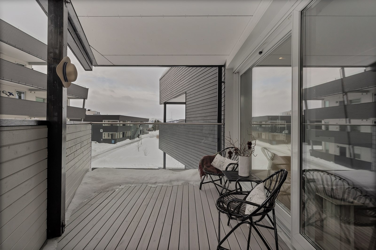 Takoverbygd balkong med adkomst fra stue. Galleribilde