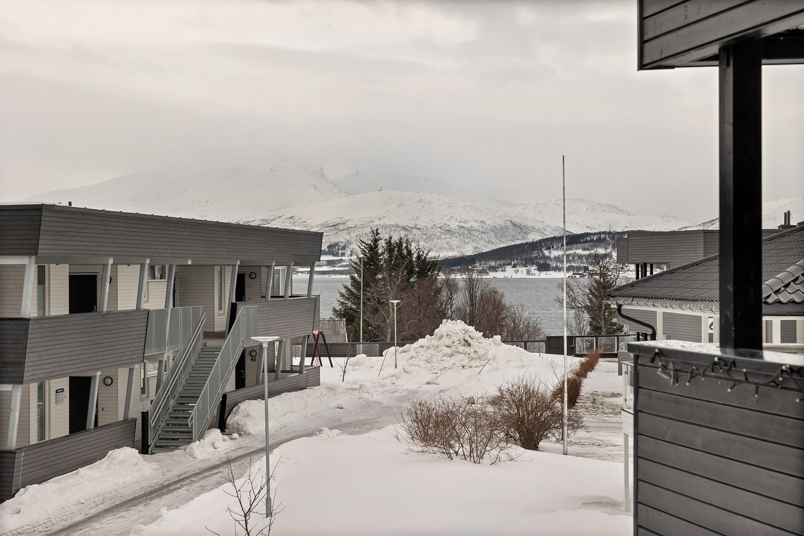 I nærområdet finner du flotte turområder, skole, dagligvarebutikk og gode bussforbindelser - alt du trenger for en praktisk og behagelig hverdag. Galleribilde