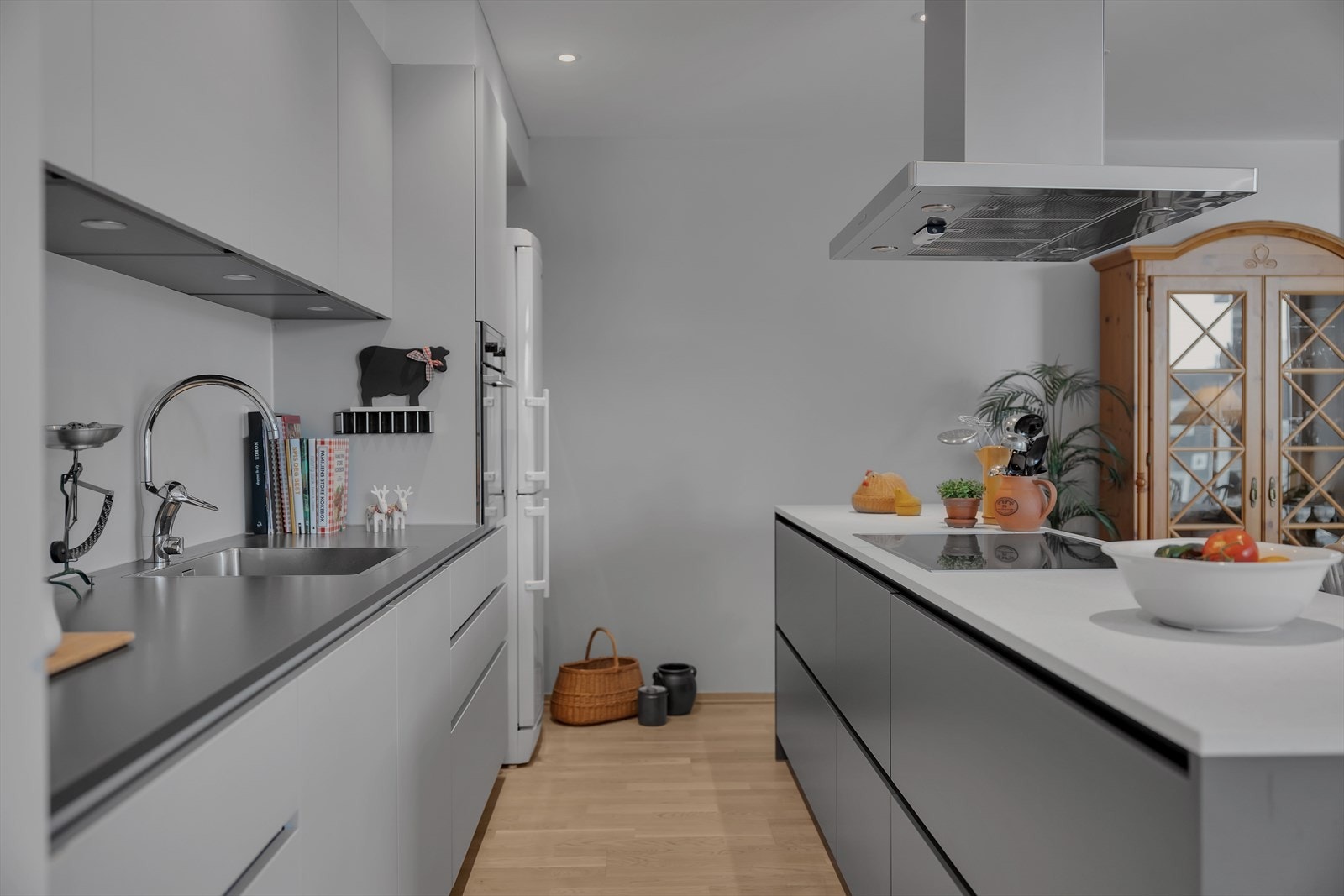 Flott kjøkken med integrerte hvitevarer Galleribilde