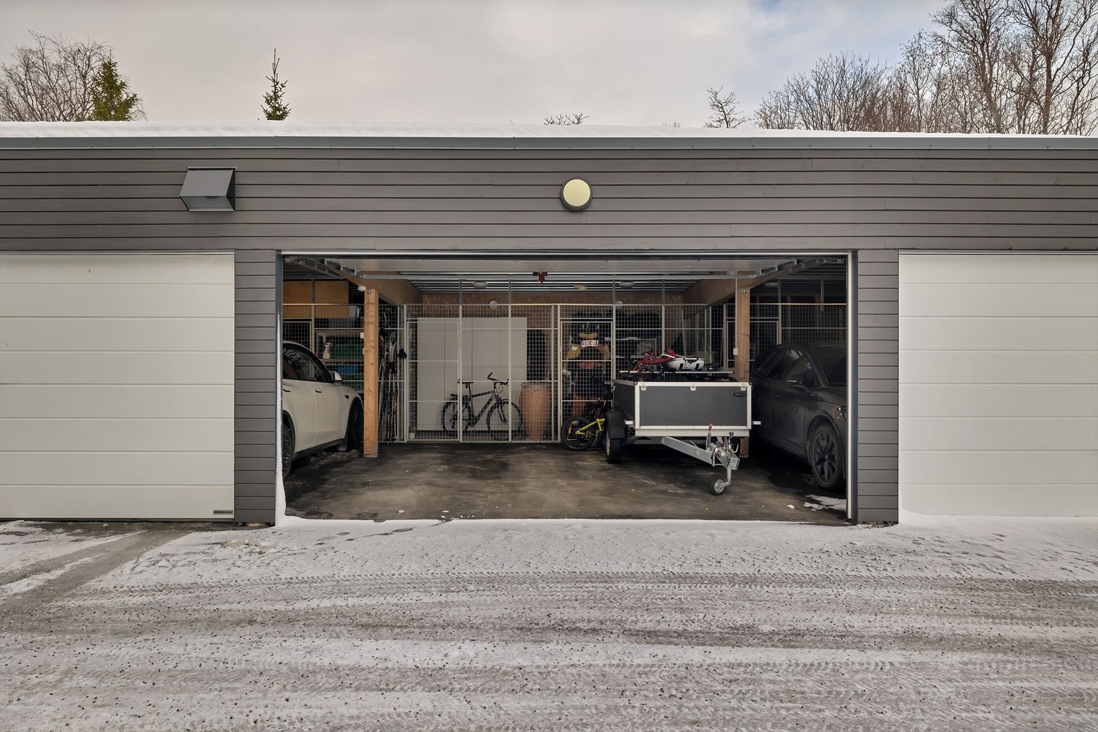 Her får du parkering for 2 biler . Galleribilde