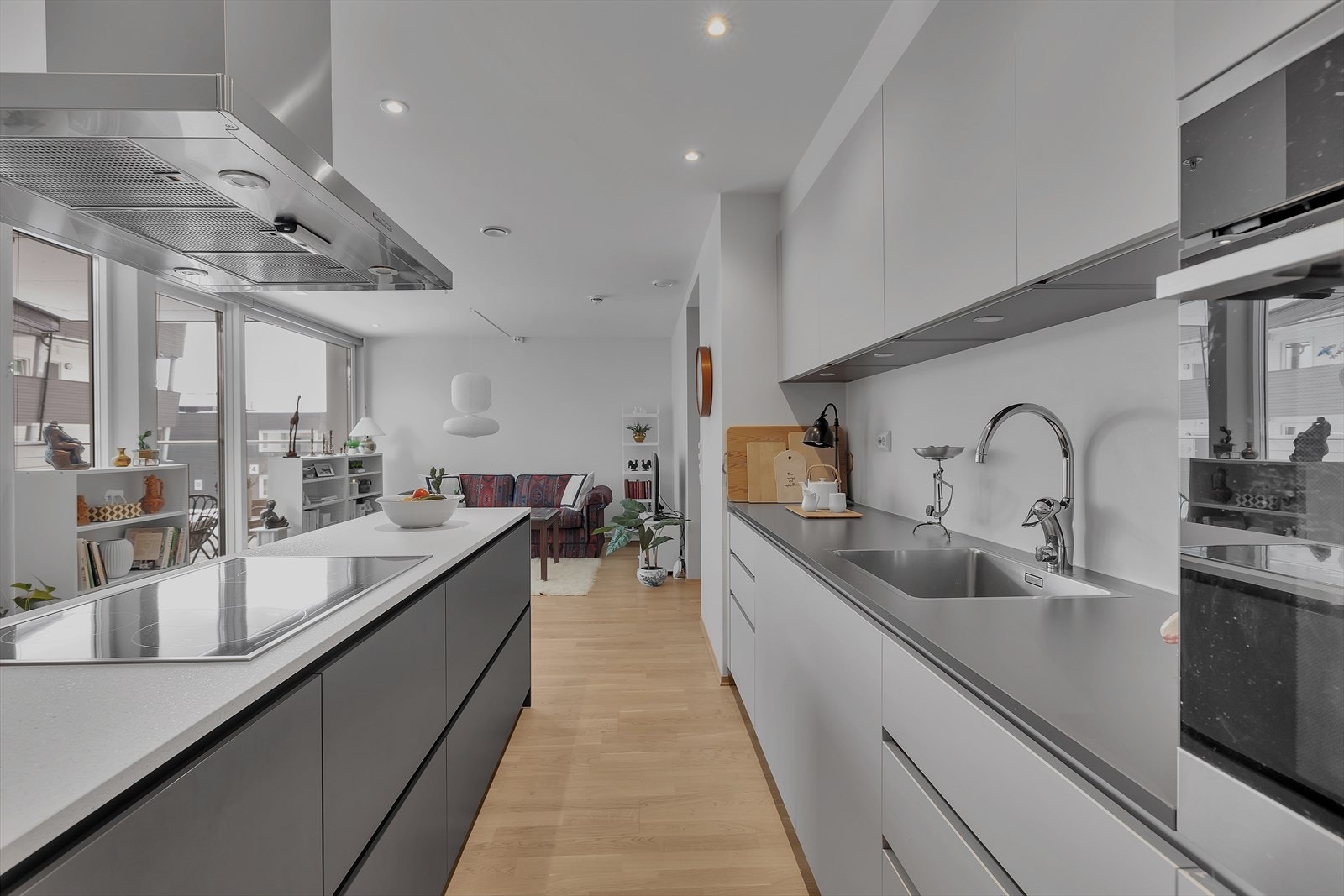 Moderne og funksjonelt kjøkken med god skap- og benkeplass. Galleribilde