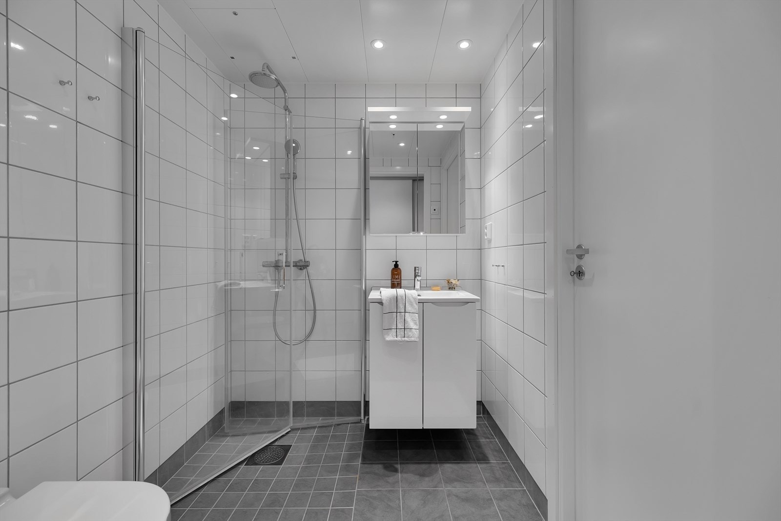 Bad 2 er funksjonelt med dusj, toalett og servant, ideelt for både familie og gjester. Galleribilde