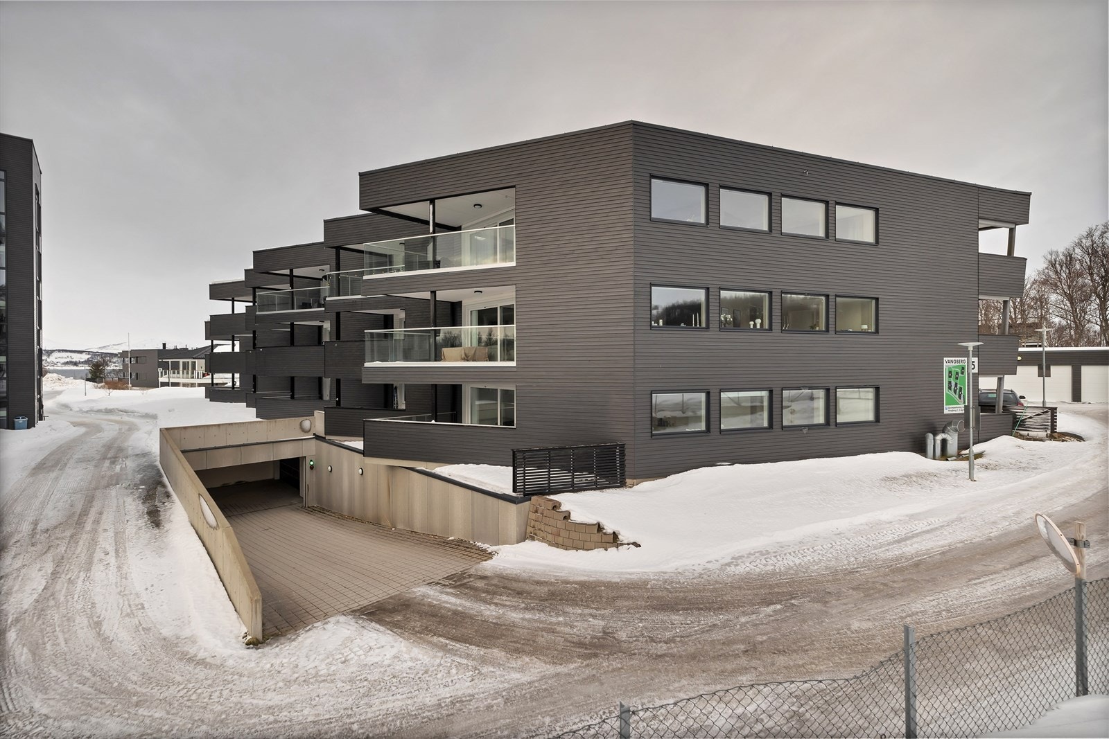 Boligen ligger i et nyere boligområde på sør/vest-siden av Tromsøya og er utbygget i en moderne arkitektonisk stil. Galleribilde