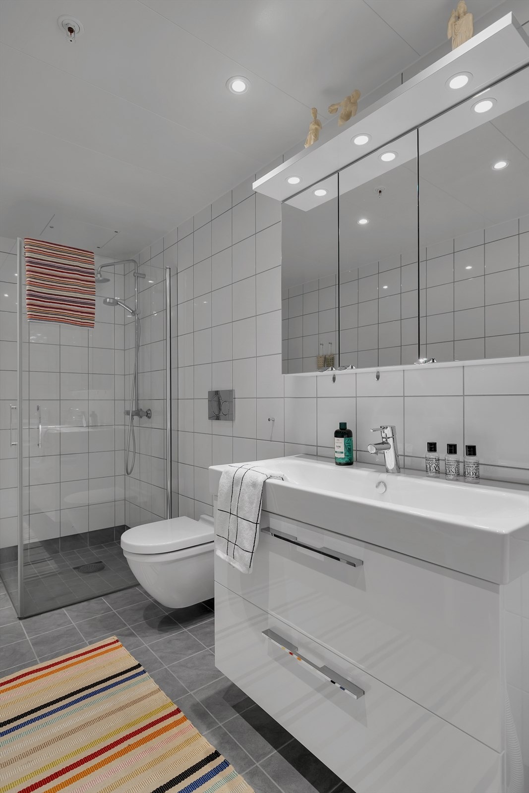 Pent flislagt bad. Galleribilde