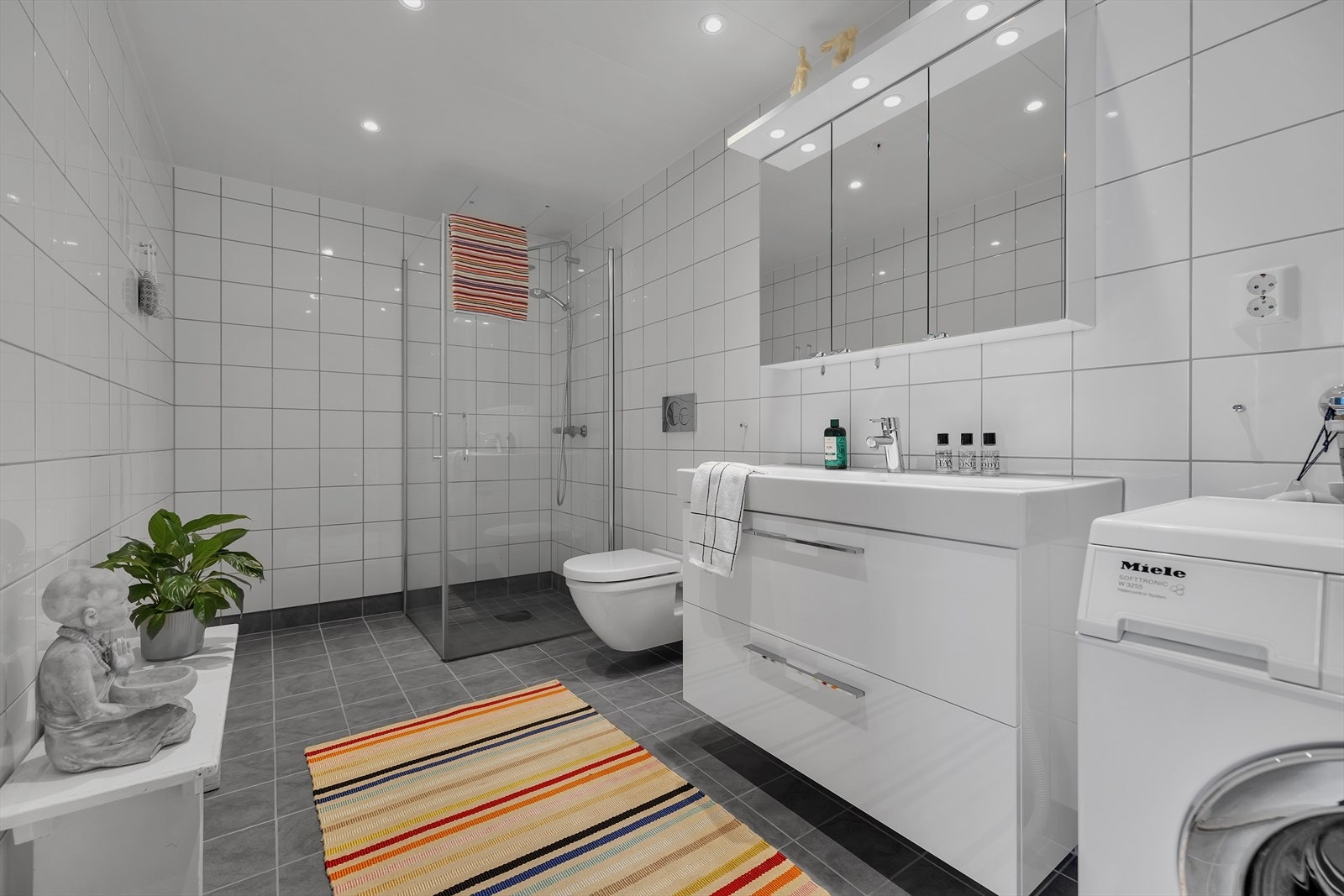 Flislagt bad med moderne uttrykk. Galleribilde