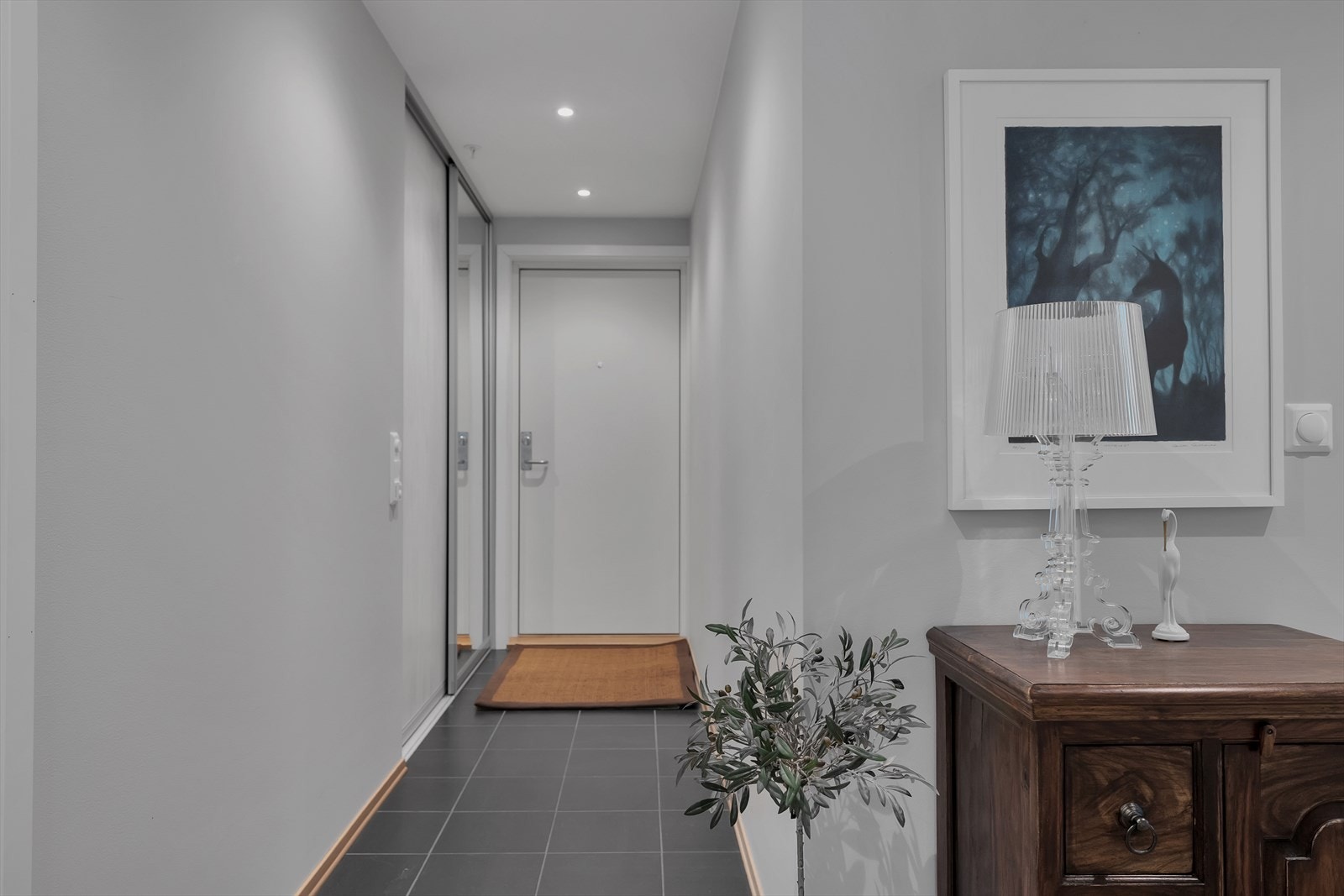 Lys og innbydende entré med plass til garderobeløsning. Galleribilde