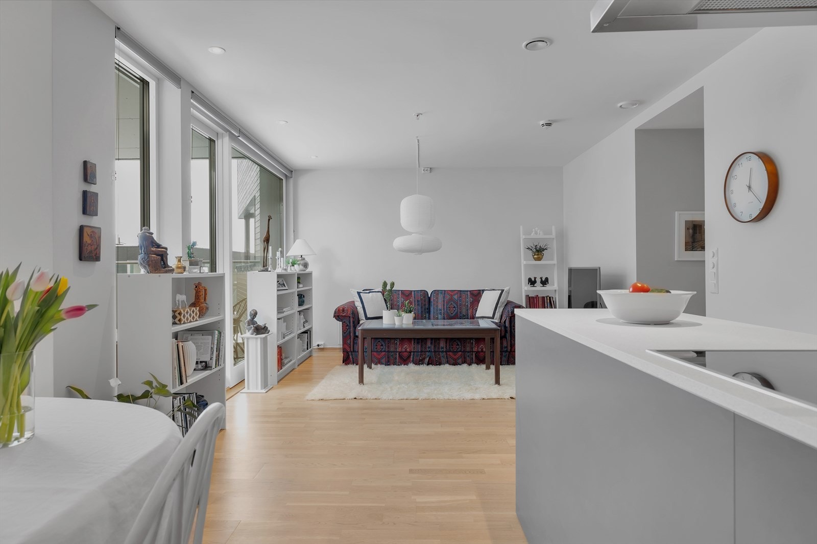 Stor og moderne 4-roms med garasje for 2 biler, balkong og heis i bygget. Inneholder bla 2 bad, 3 soverom, stor stue , pent kjøkken og godt med lagringsplass. Galleribilde