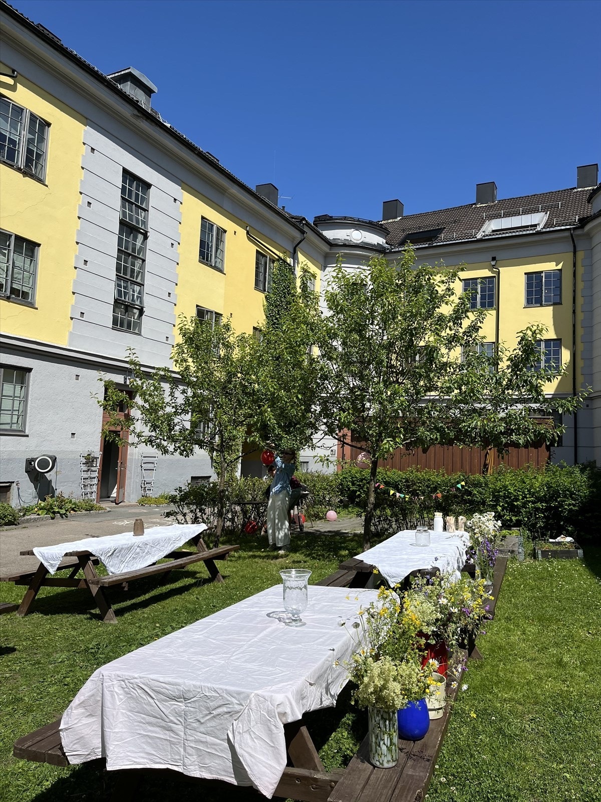 Selgers eget bilde. Fantastisk stemning i bakgården på sommeren. Galleribilde