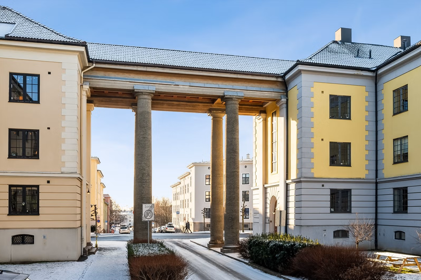 Dette er en herskapelig gård med mektige søyler i front! Galleribilde