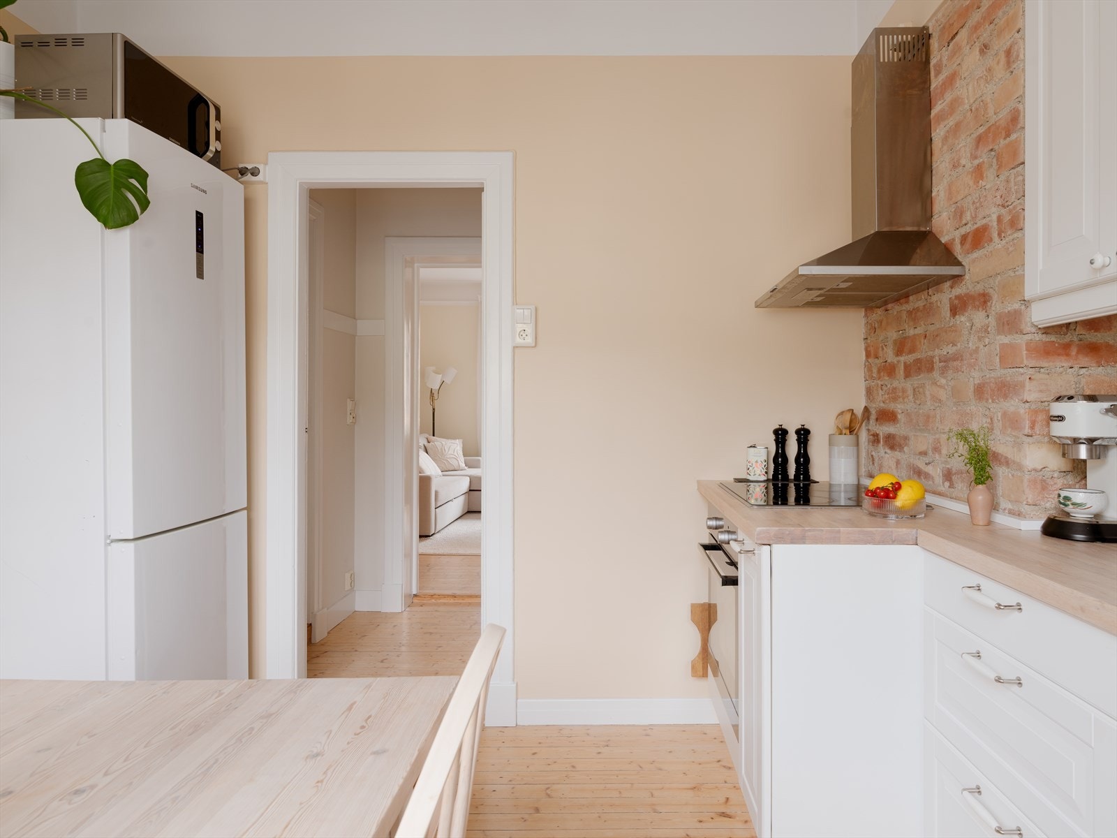 Kjøkkenet er utstyrt med integrert platetopp, stekeovn og oppvaskmaskin, samt et frittstående kjøle-/fryseskap. Galleribilde