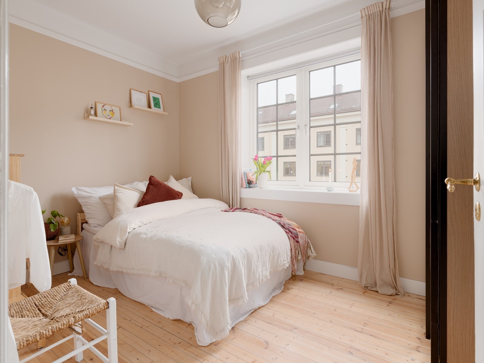 Leiligheten har et romslig soverom som vender ut mot den rolige sidegaten Knud Graahs gate. Galleribilde