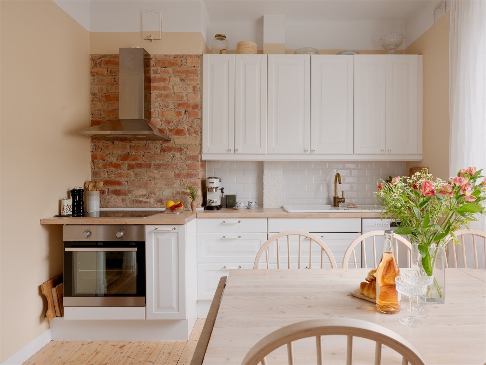 Kjøkkenet er lyst og pent, med profilerte fronter og benkeplate i tre. Galleribilde