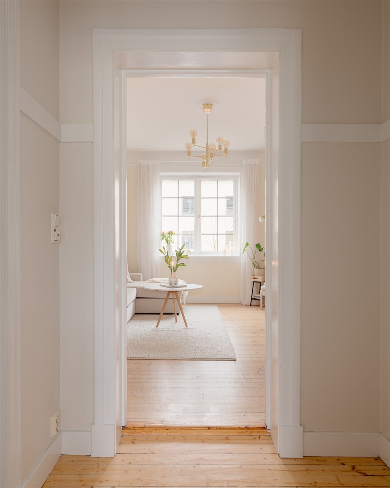 Den gjennomgående planløsningen gir godt lysinnslipp i leiligheten. Galleribilde