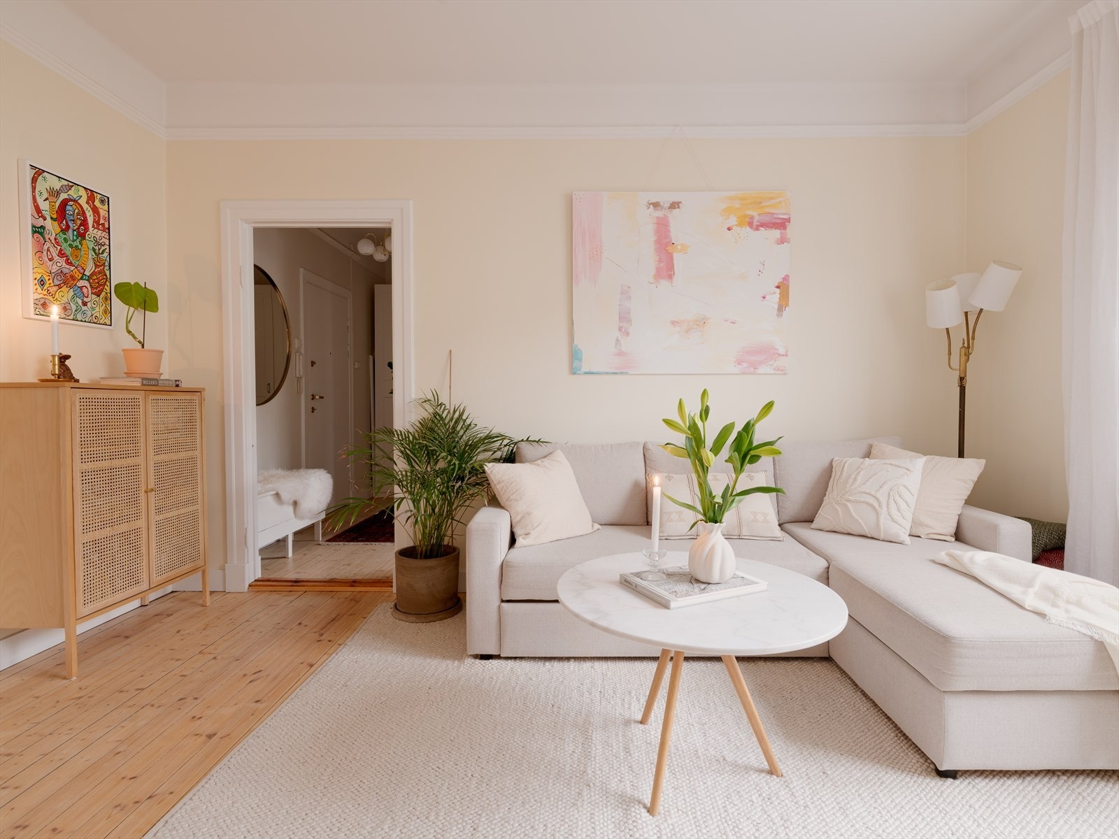 Stuen er lys og innbydende, med god plass til ønsket møblering. Galleribilde