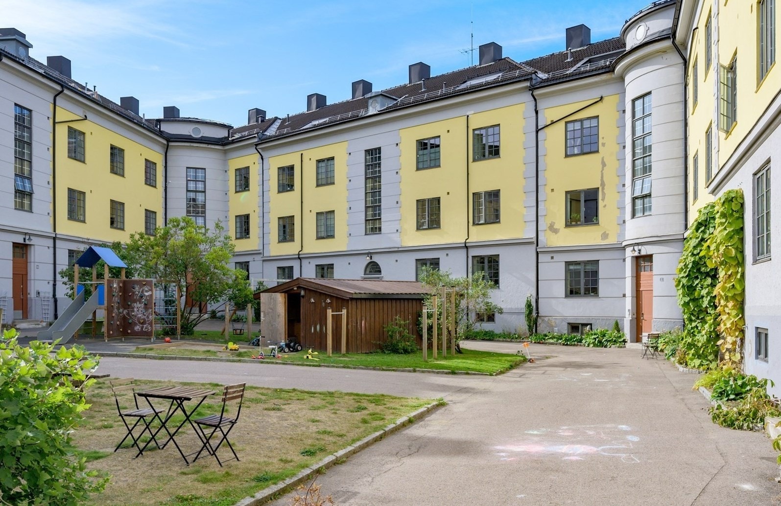 Gårdsrommet er meget barnevennlig og avskjermet fra trafikkstøy. Galleribilde