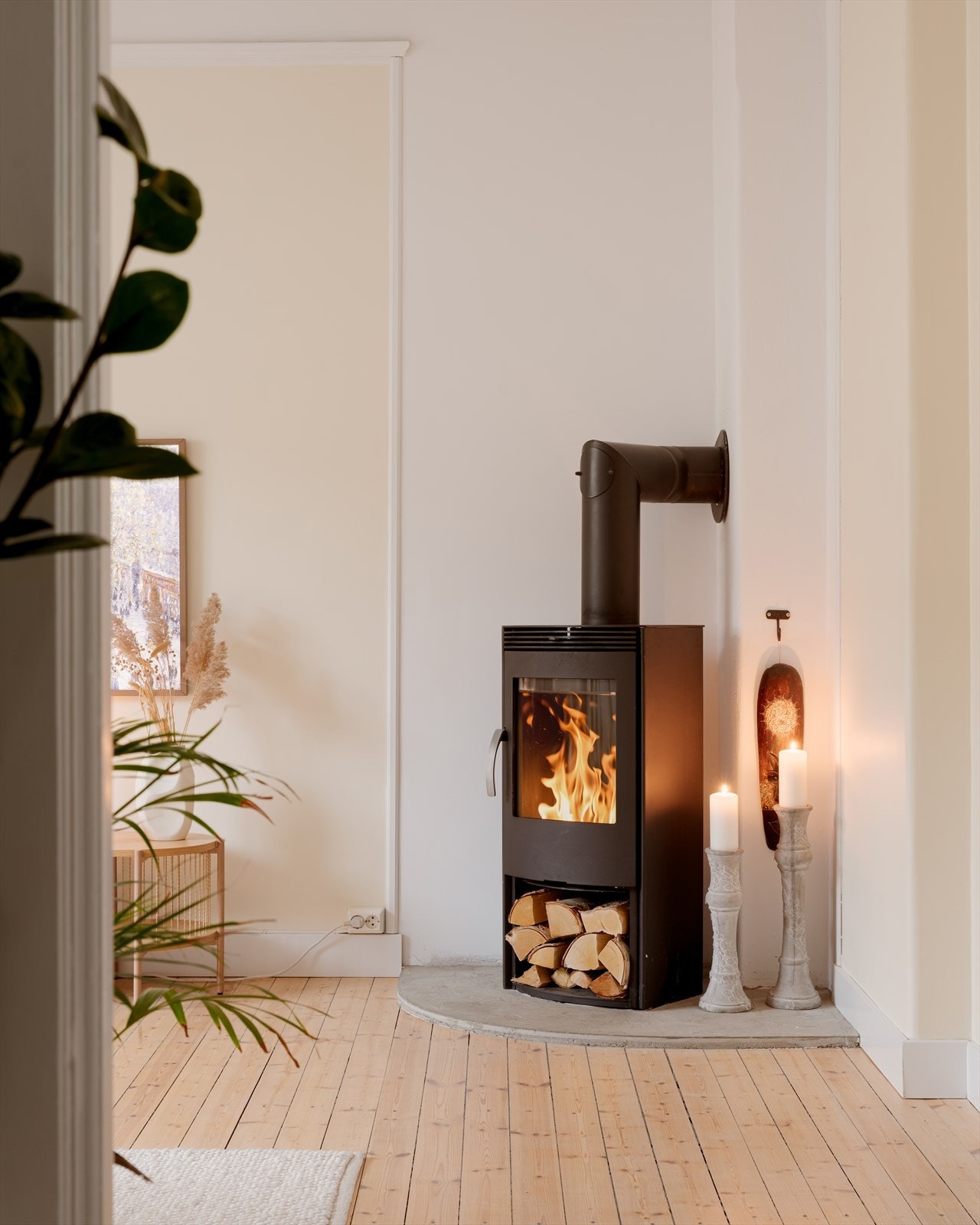 Koselig peisovn i stuen som gir god varme og en lun atmosfære på kalde dager. Galleribilde