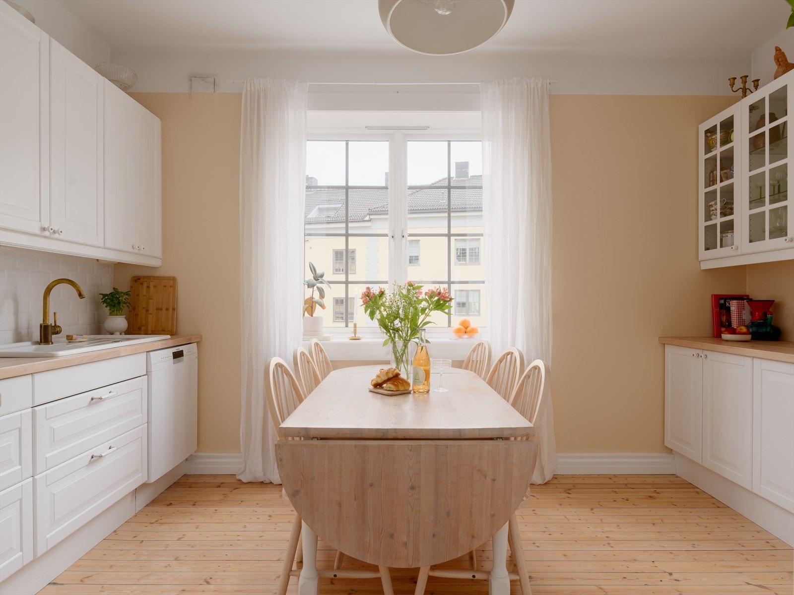 Her kan du tilberede gode måltider samtidig som familie og venner samles rundt bordet. Galleribilde