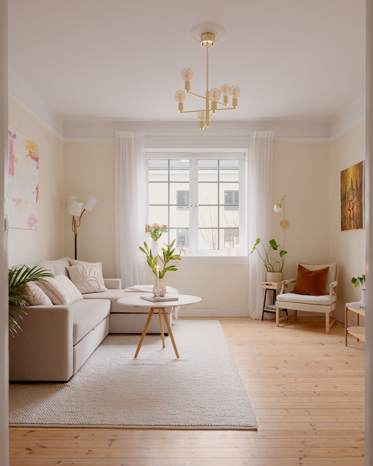 Dette er en lys og sjarmerende 2-roms leilighet med gjennomgående planløsning i ettertraktede Søylegården. Galleribilde