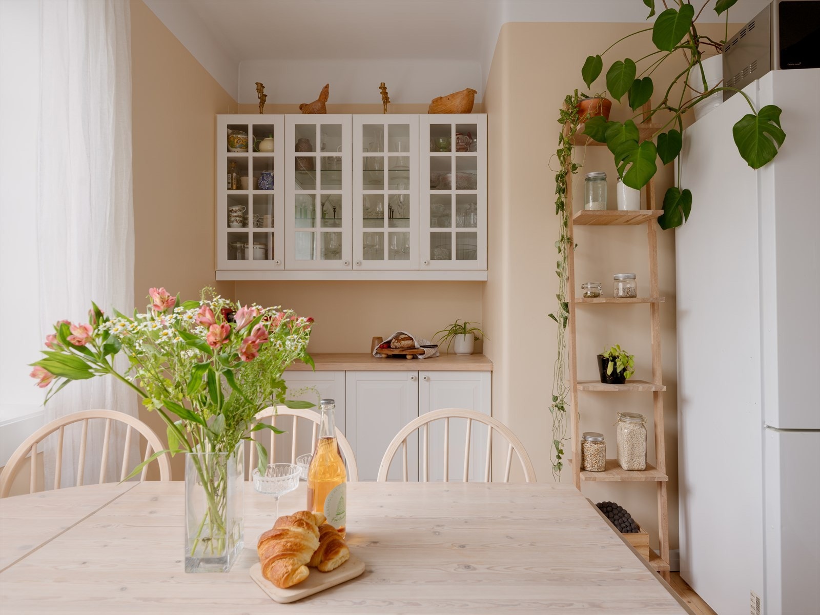 Det er rikelig med oppbevaringsplass i både over- og underskap, noe som gjør kjøkkenet praktisk i hverdagen. Galleribilde