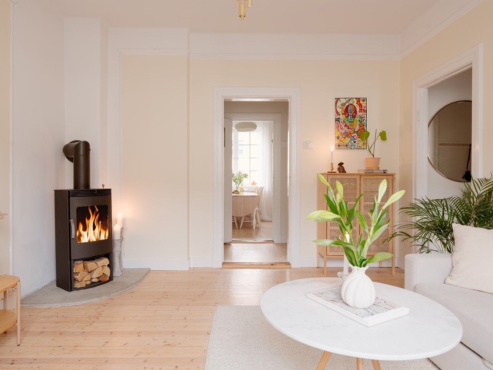 Leiligheten byr på klassiske kvaliteter som generøs takhøyde, originale tregulv og store vindusflater som gir et fantastisk lysinnslipp. Galleribilde