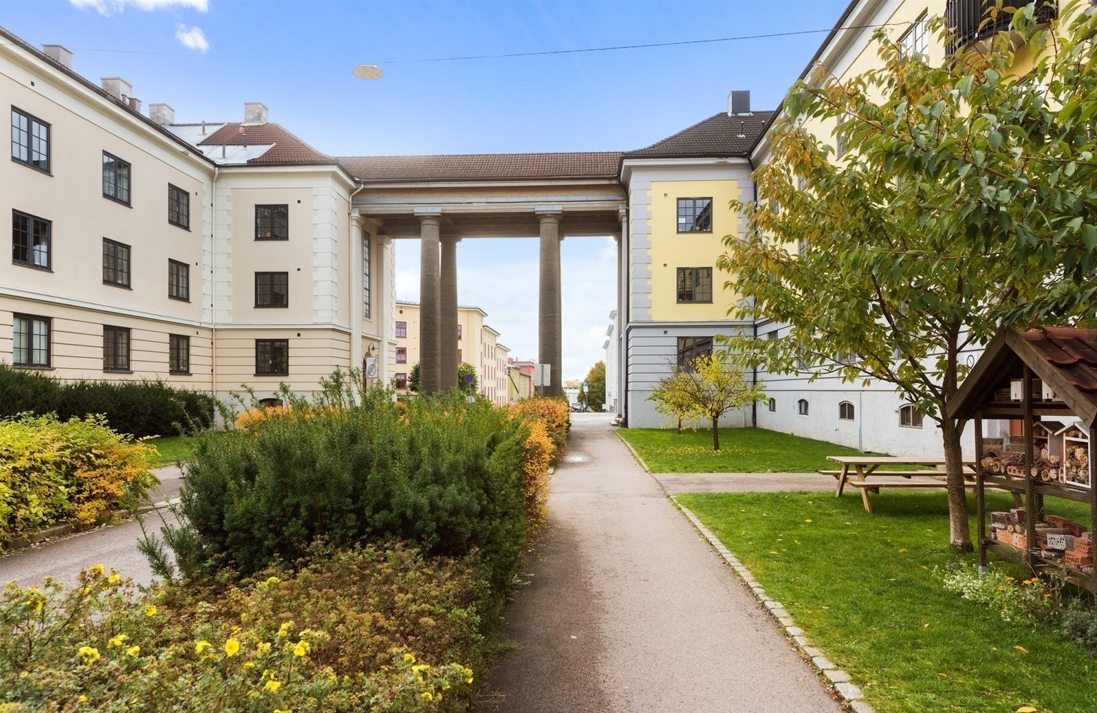 Utearealene er frodige og grønne om sommeren, med borettslagets eget biehotell. Galleribilde