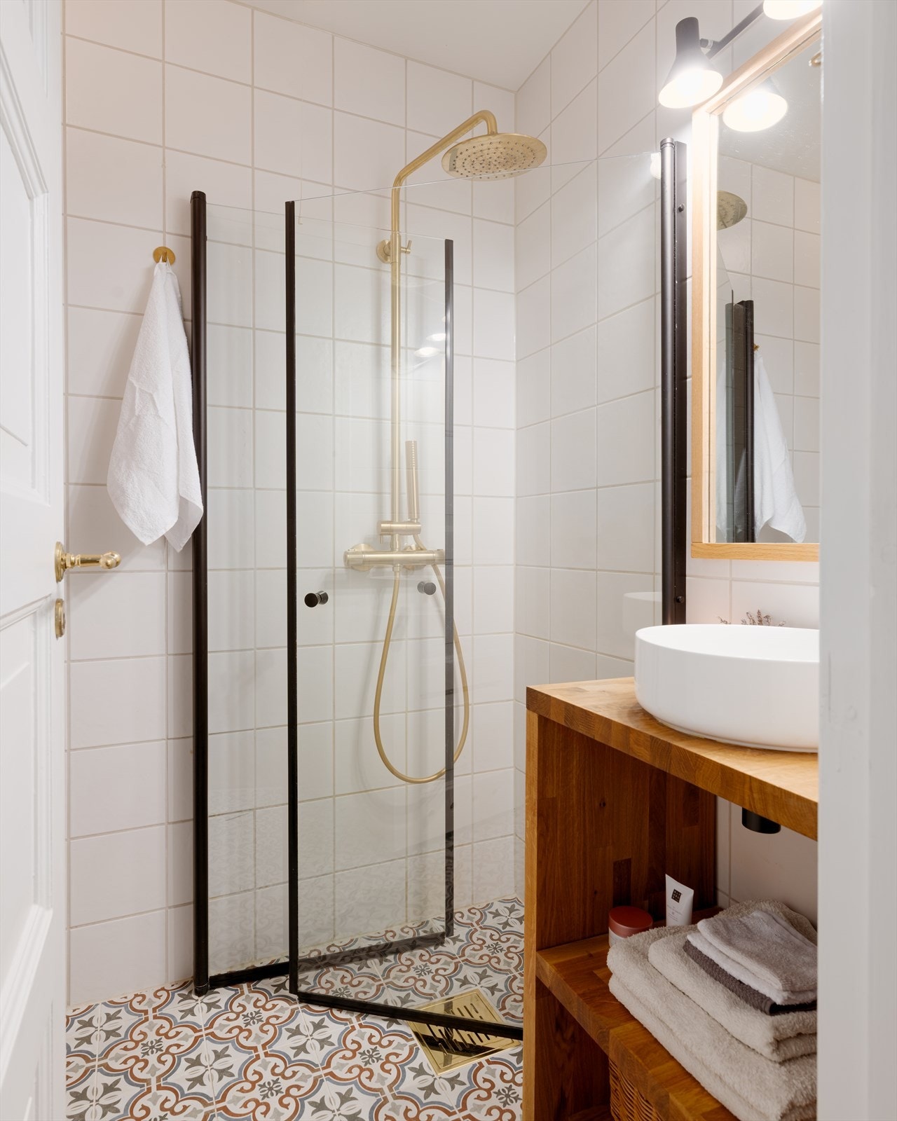 Badet ble overflateoppusset i 2022 med flis på flis på gulv, samt bytte av servantskap, dusjdører, dusjsett, servant , speil og blandebatteri. Galleribilde