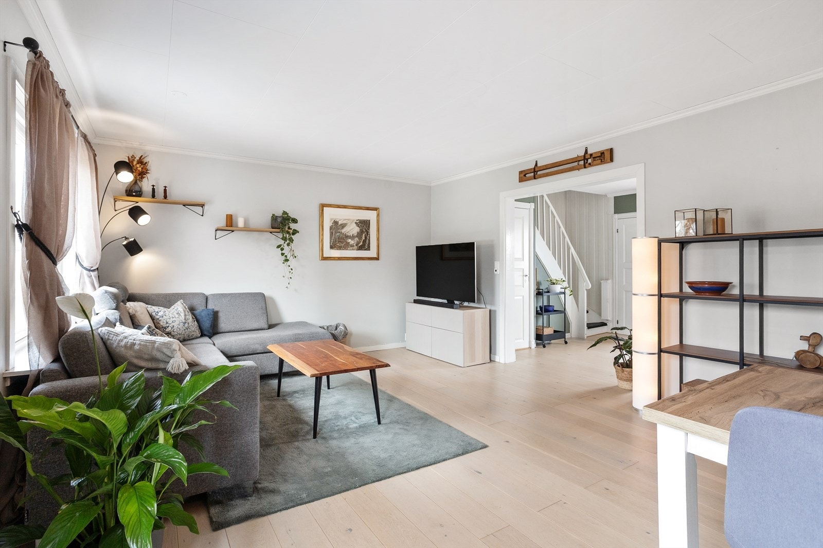 Innvendig fremstår leiligheten som smakfull og innehar en stor og flott stue med peisovn fra 2016 og utgang til det vestvendte uteområdet. Galleribilde