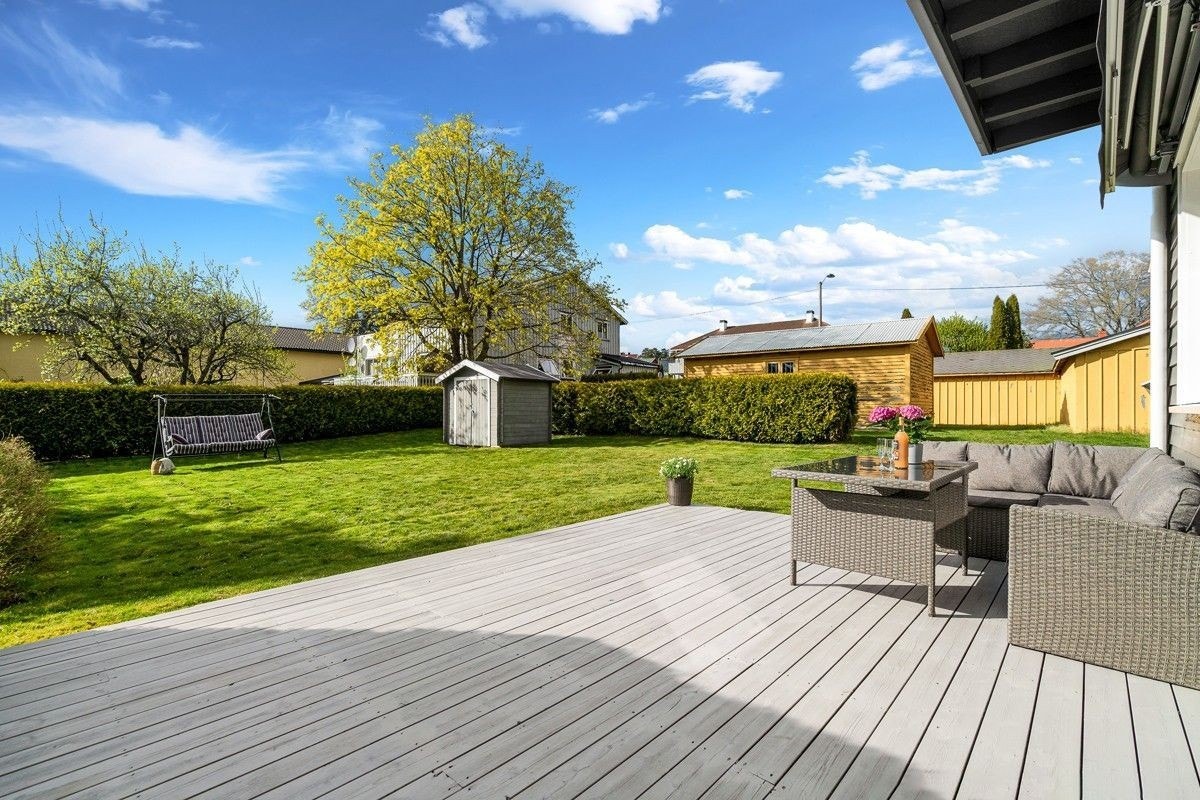 Uteområdet er meget godt egnet for familie med barn eller dyr.
Bildet er gjengitt med tillatelse fra forrige salg i 2020, og ble i den forbindelse tatt av en annen fotograf. Siden den gang er plattingen beiset om og har en ny farge. Galleribilde