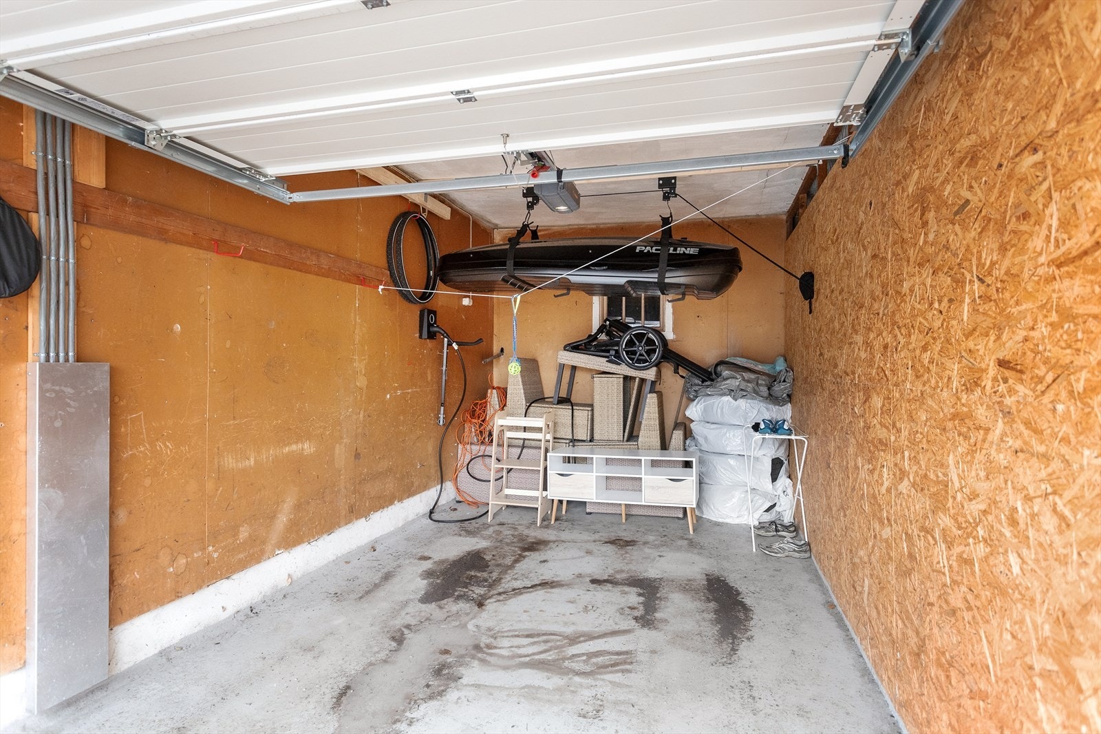 Andelen har egen garasjeplass hvor det både er plass til bil og noe lagring. I tillegg er boden et hendig oppbevaringssted for hageutstyr. Rekken disponerer også en fellesbod. Galleribilde