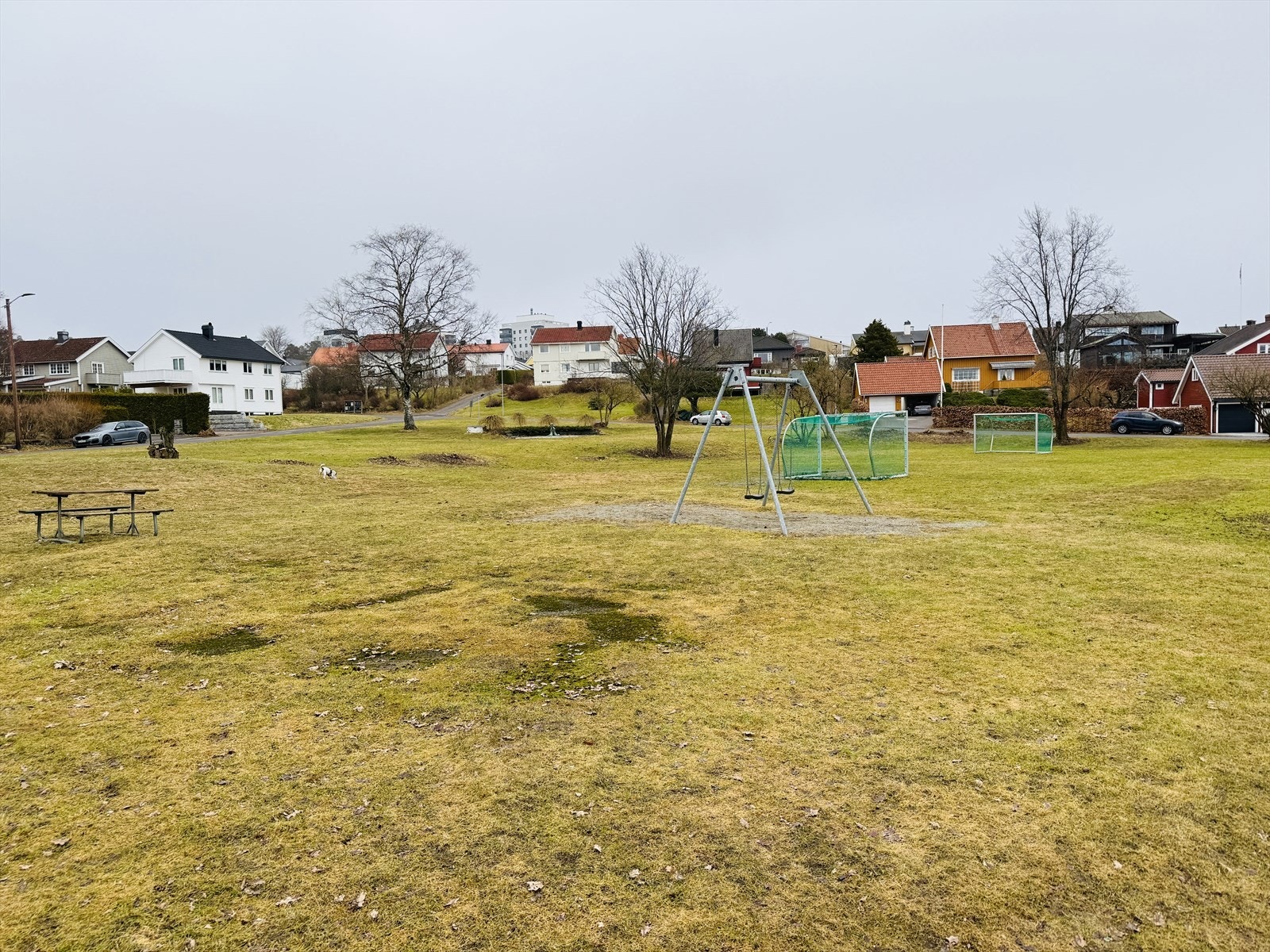 Ca 100 meter fra boligen finner du en flott gressplen/ park - til glede for store og små. Galleribilde