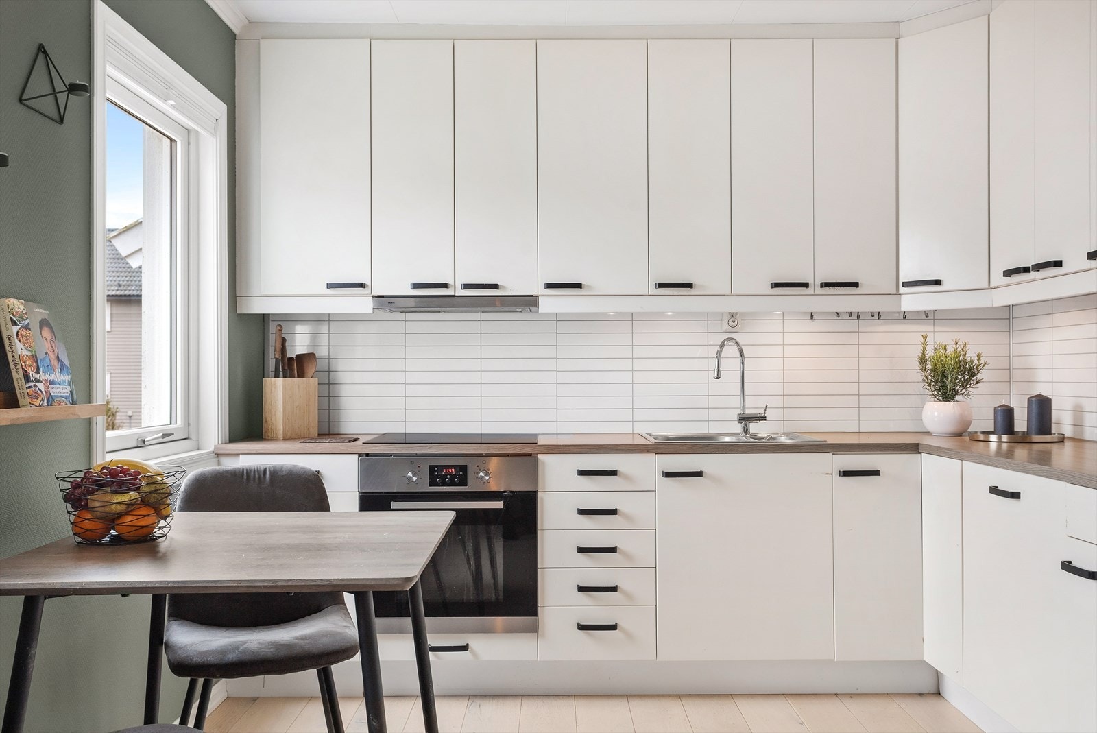 De integrerte hvitevarene som stekeovn, steketopp, oppvaskmaskin og avtrekksvifte medfølger salget Galleribilde