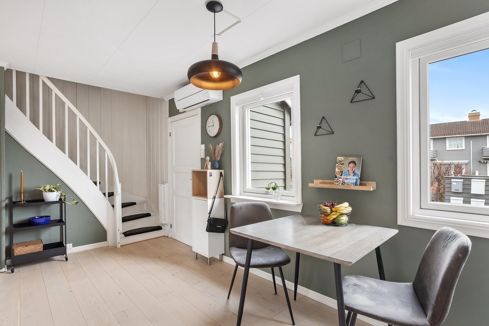 Her får du plass til kjøkkenbord for tre stk. Galleribilde