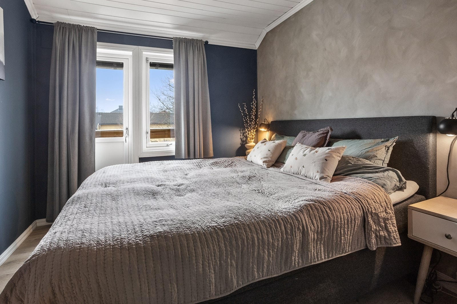 Leiligheten har tre soverom hvor dette soverommet har utgang til vestvendt luftebalkong. Galleribilde