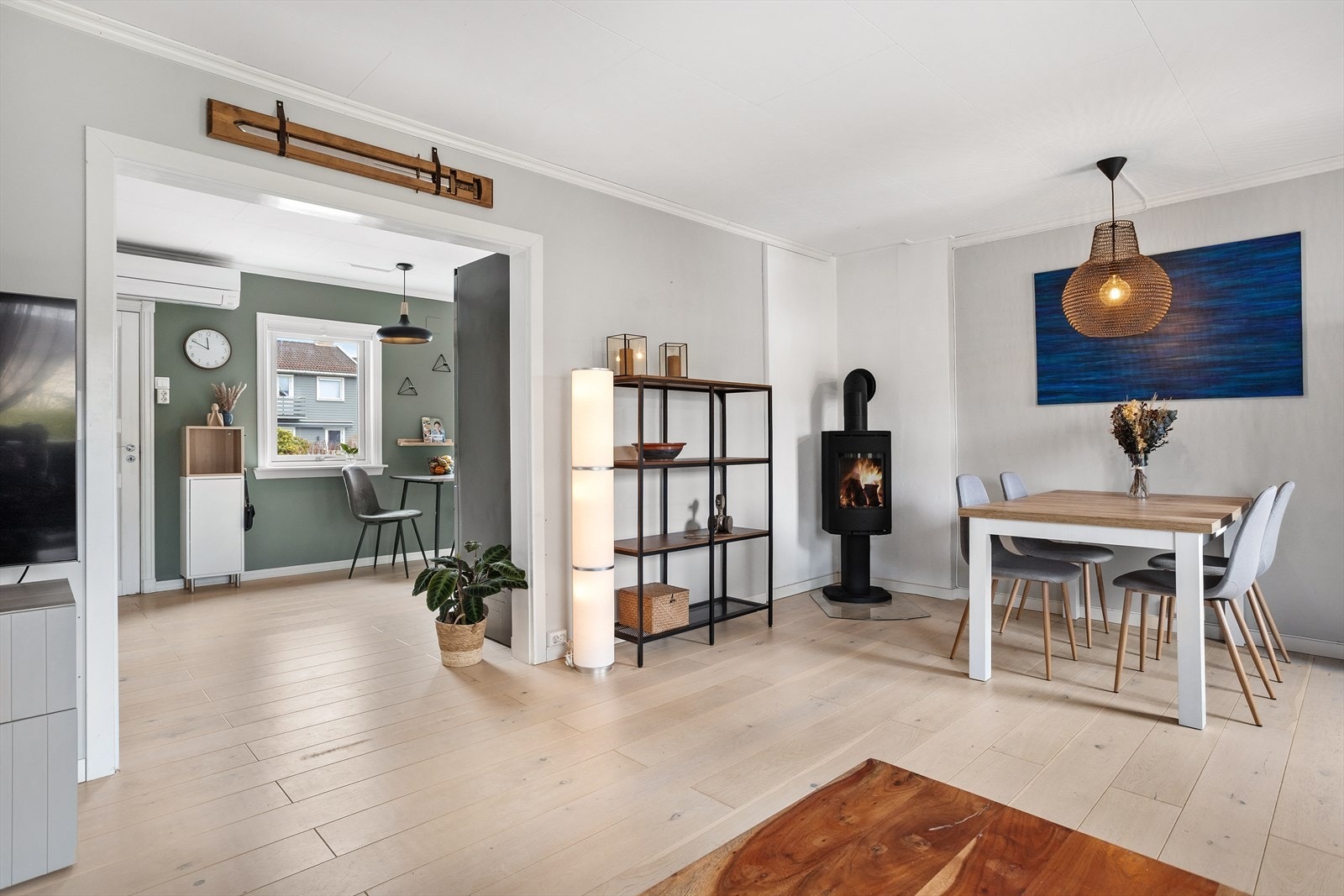 De slette veggflatene i stuen understreker leilighetens moderne preg og gulvet består av flott parkett fra 2016 Galleribilde